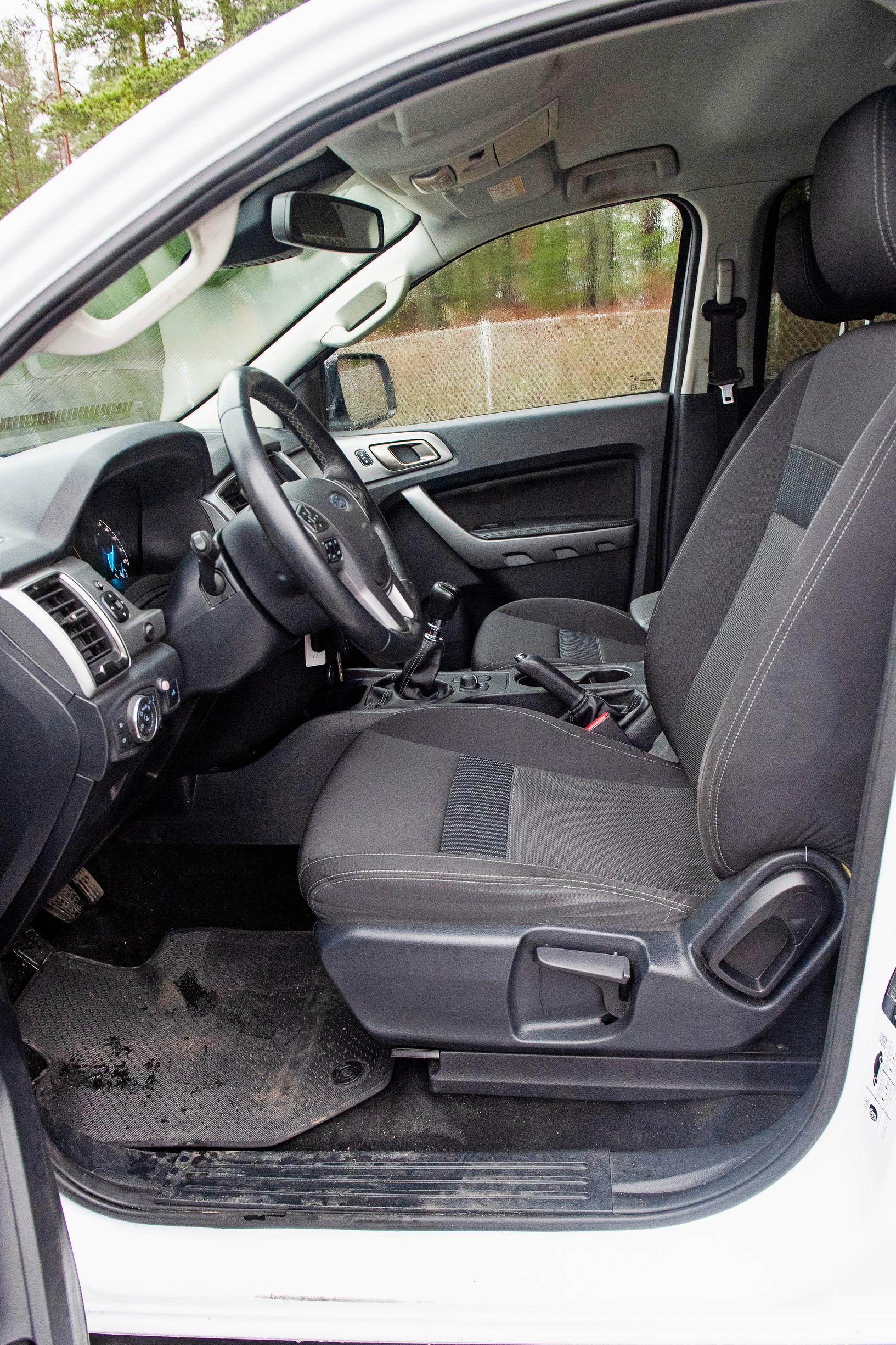 Ford Rangerin kuskin istuimen säätövara pituussuunnassa on liian lyhyt.