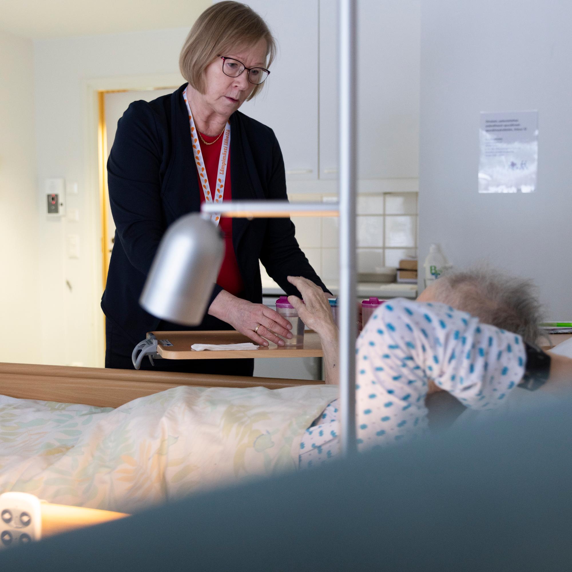 Kuoleva ei välttämättä halua kertoa läheisilleen kaikkia tunteitaan – Silloin Annu istuu vierellä ja kuuntelee