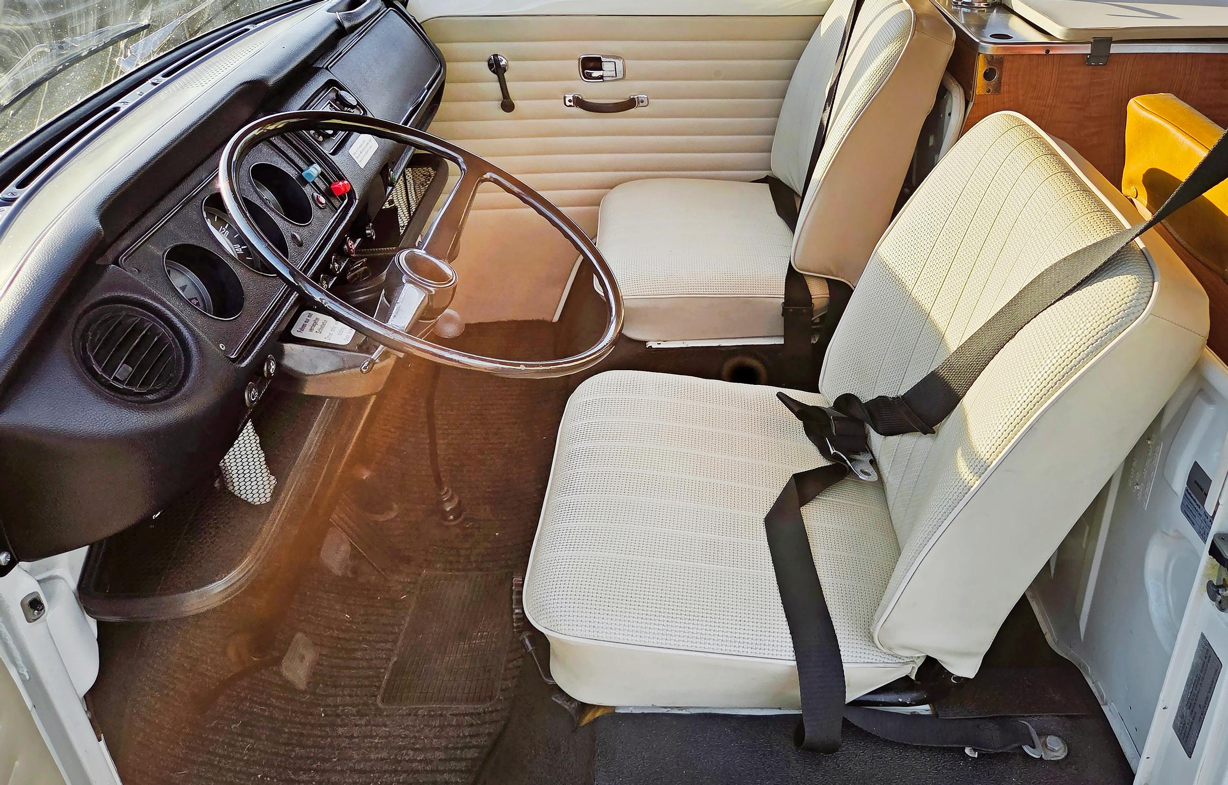 Istuma-asento ei ole kaikista ergonomisin. Kojelaudan alla oleva avohylly on kätevä.