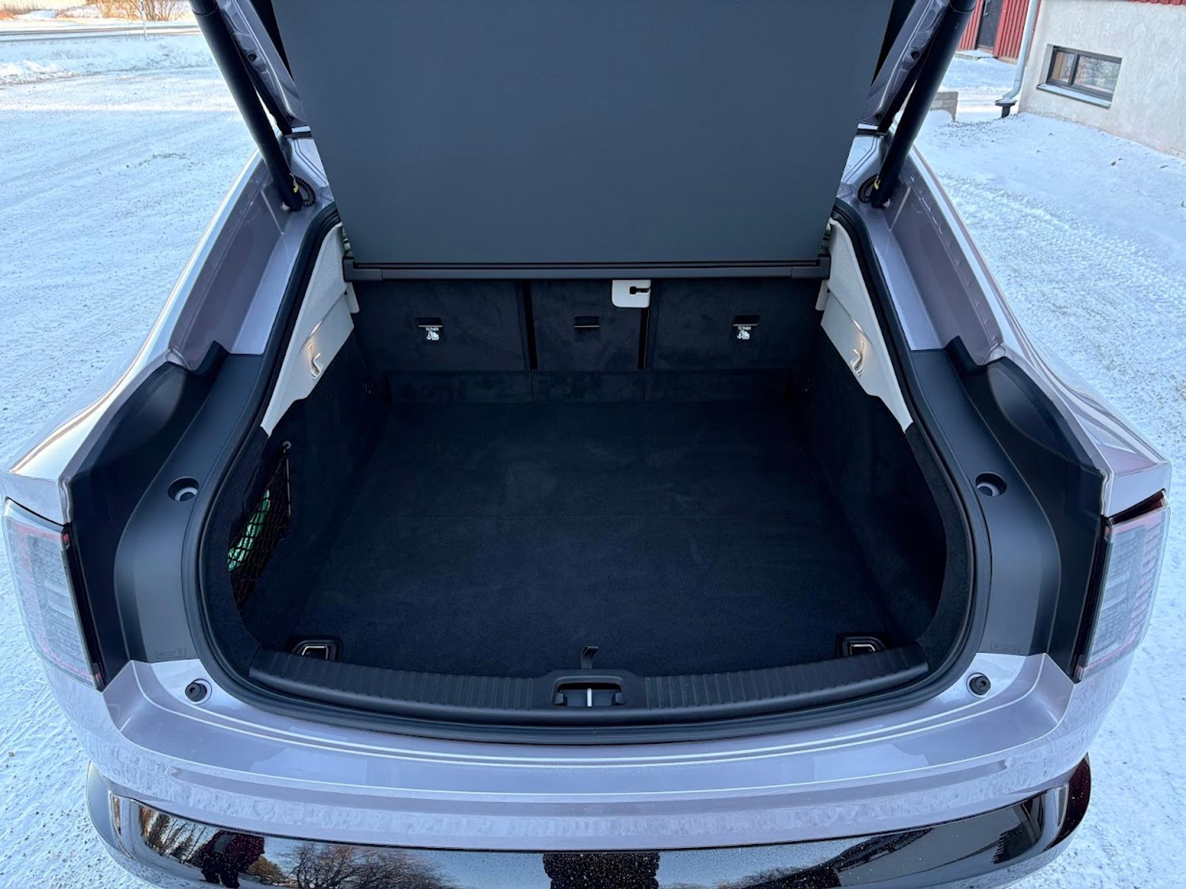 Volvo ES90:n tavaratila on riittävän kookas.