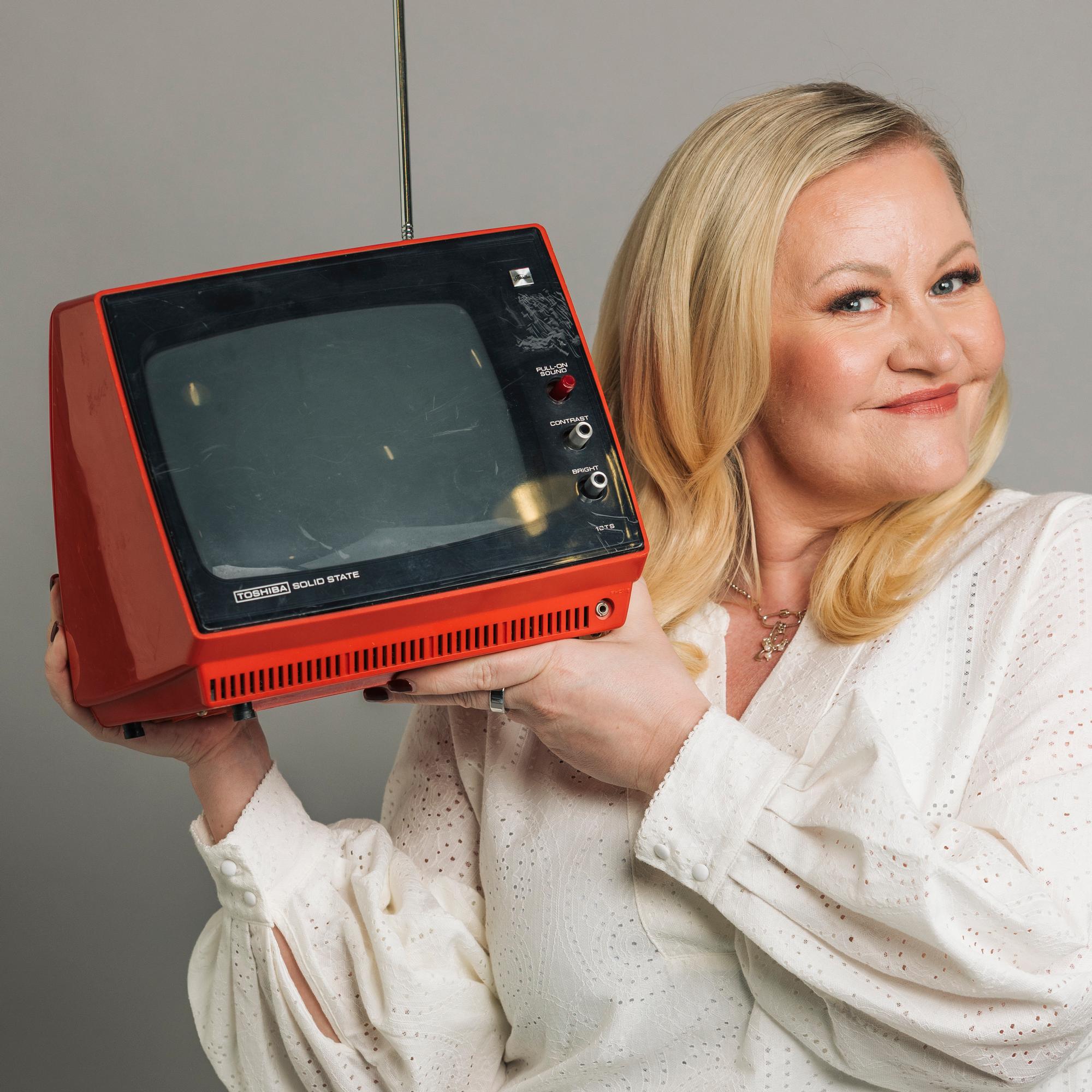 Miitta Sorvali nostaa Lomalle lompsis -sarjan uuteen loistoon – Kertojaääni palauttaa ohjelmiin ripauksen menneen ajan viihdekulttuuria