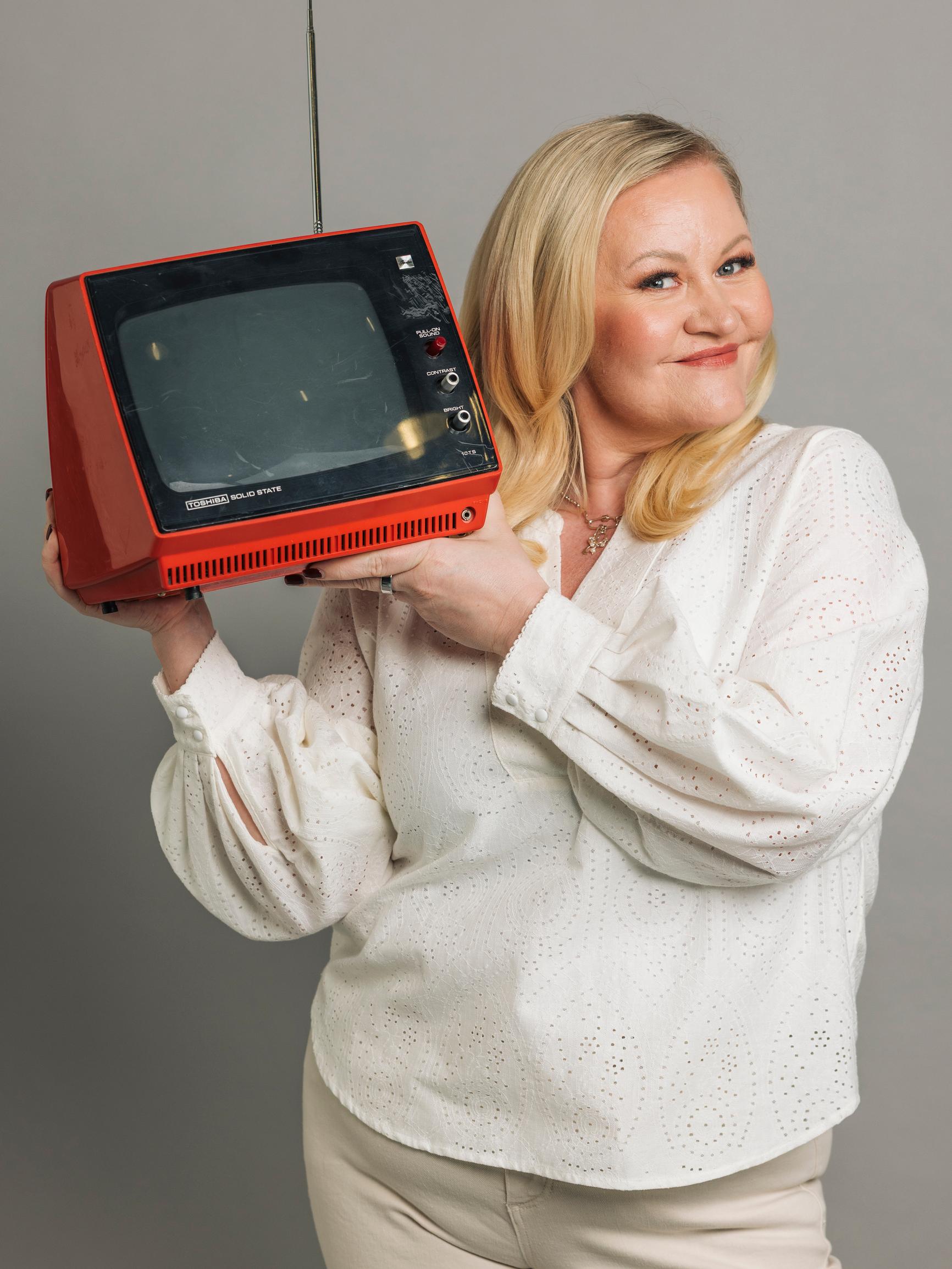 Miitta Sorvali nostaa Lomalle lompsis -sarjan uuteen loistoon – Kertojaääni palauttaa ohjelmiin ripauksen menneen ajan viihdekulttuuria