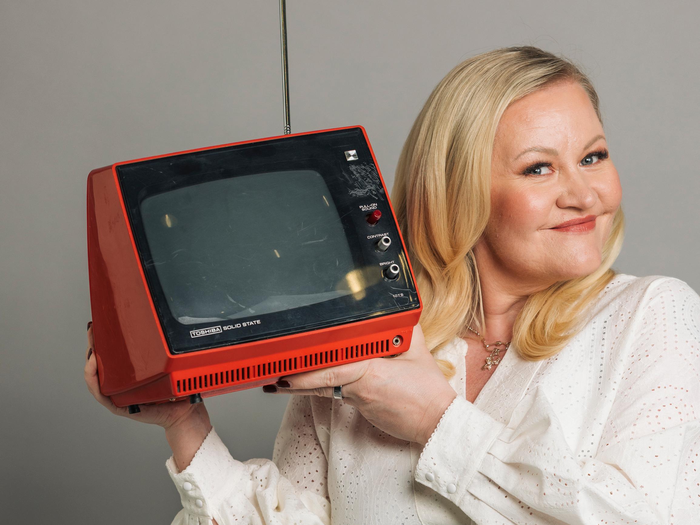 Miitta Sorvali nostaa Lomalle lompsis -sarjan uuteen loistoon – Kertojaääni palauttaa ohjelmiin ripauksen menneen ajan viihdekulttuuria