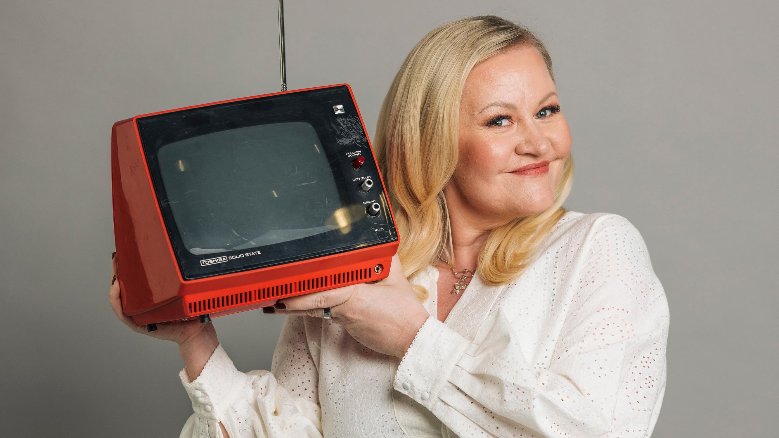 Miitta Sorvali nostaa Lomalle lompsis -sarjan uuteen loistoon – Kertojaääni palauttaa ohjelmiin ripauksen menneen ajan viihdekulttuuria