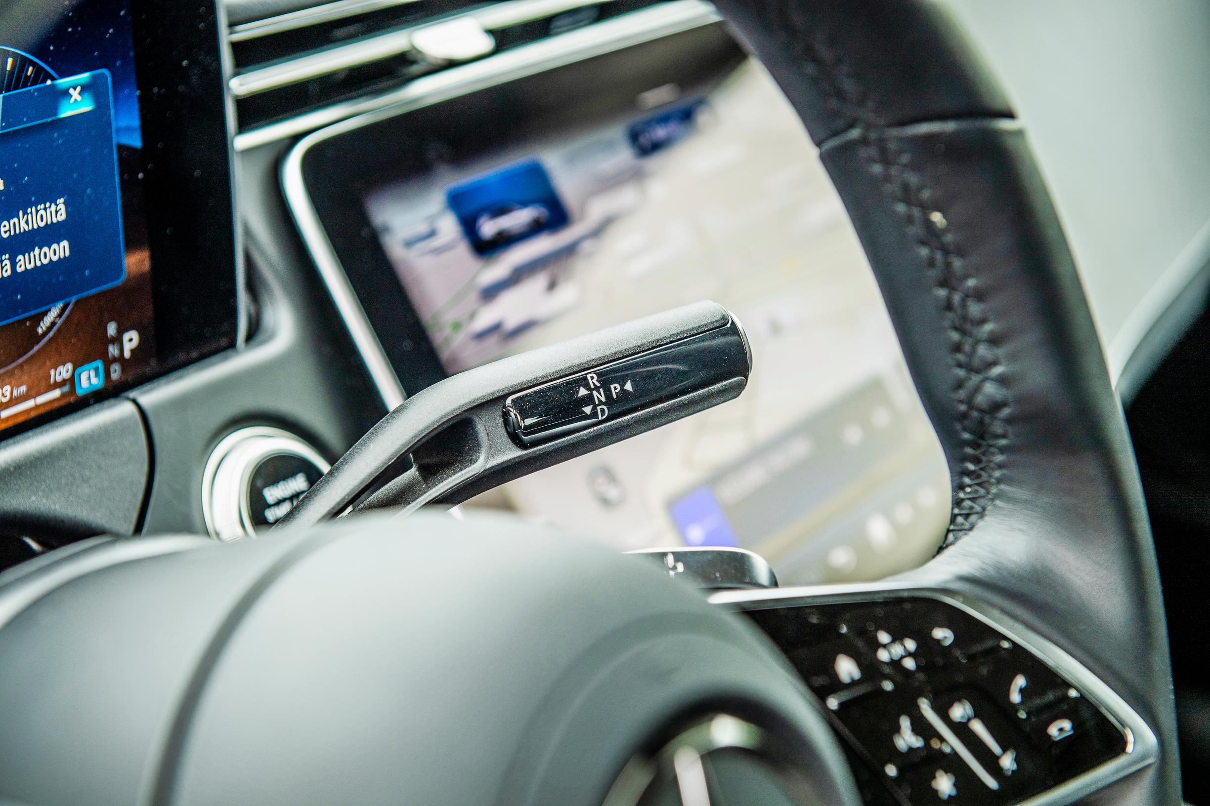 Mercedes-Benz E 300:n kuvassa oleva kytkin ei ole pyyhkimien viiksikytkin, vaan niin sanottu vaihdekeppi. Mercedeksen ihan oma erikoisuus.