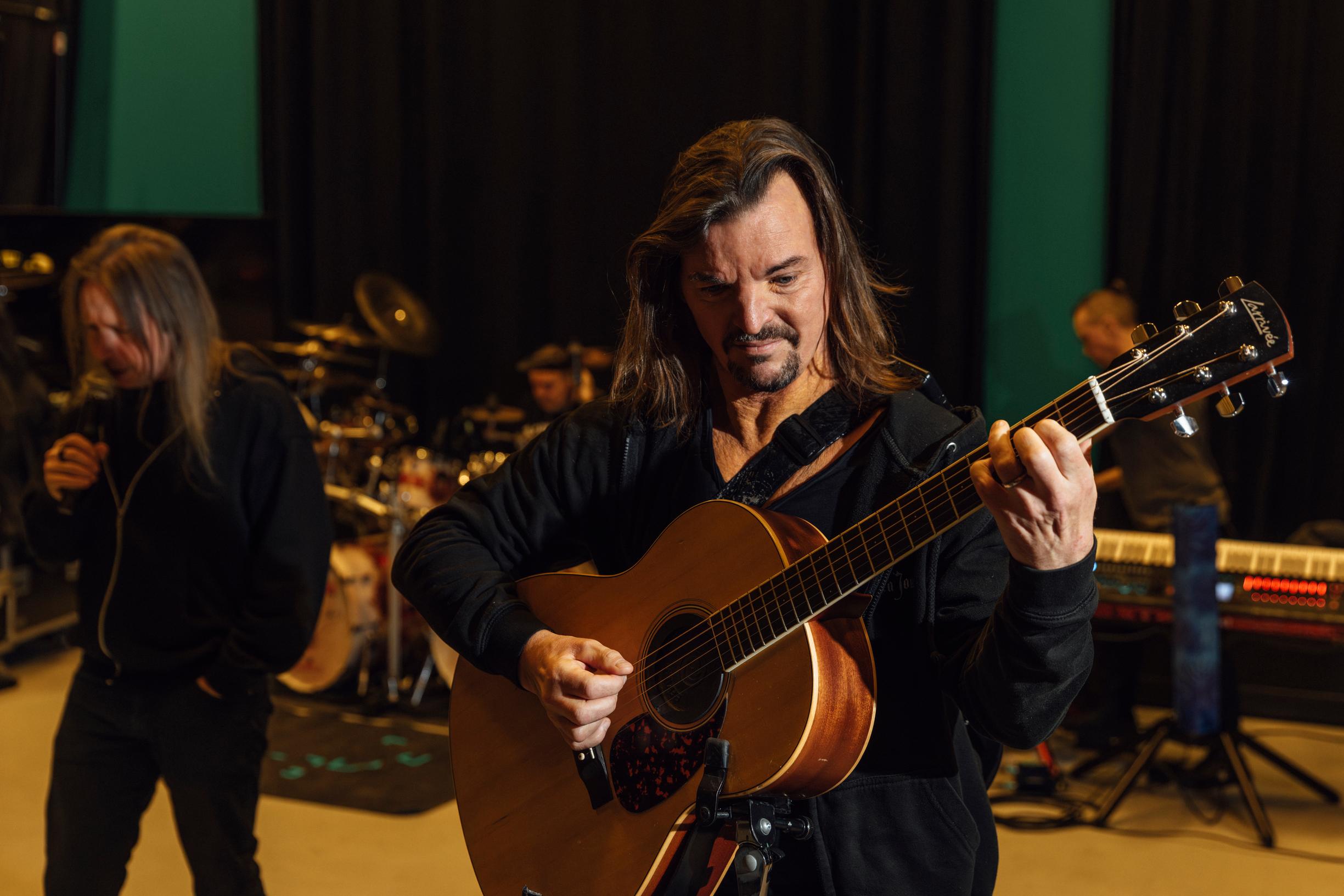 Erkka Korhosen käsiä tottelee myös raskaampi akustinen.