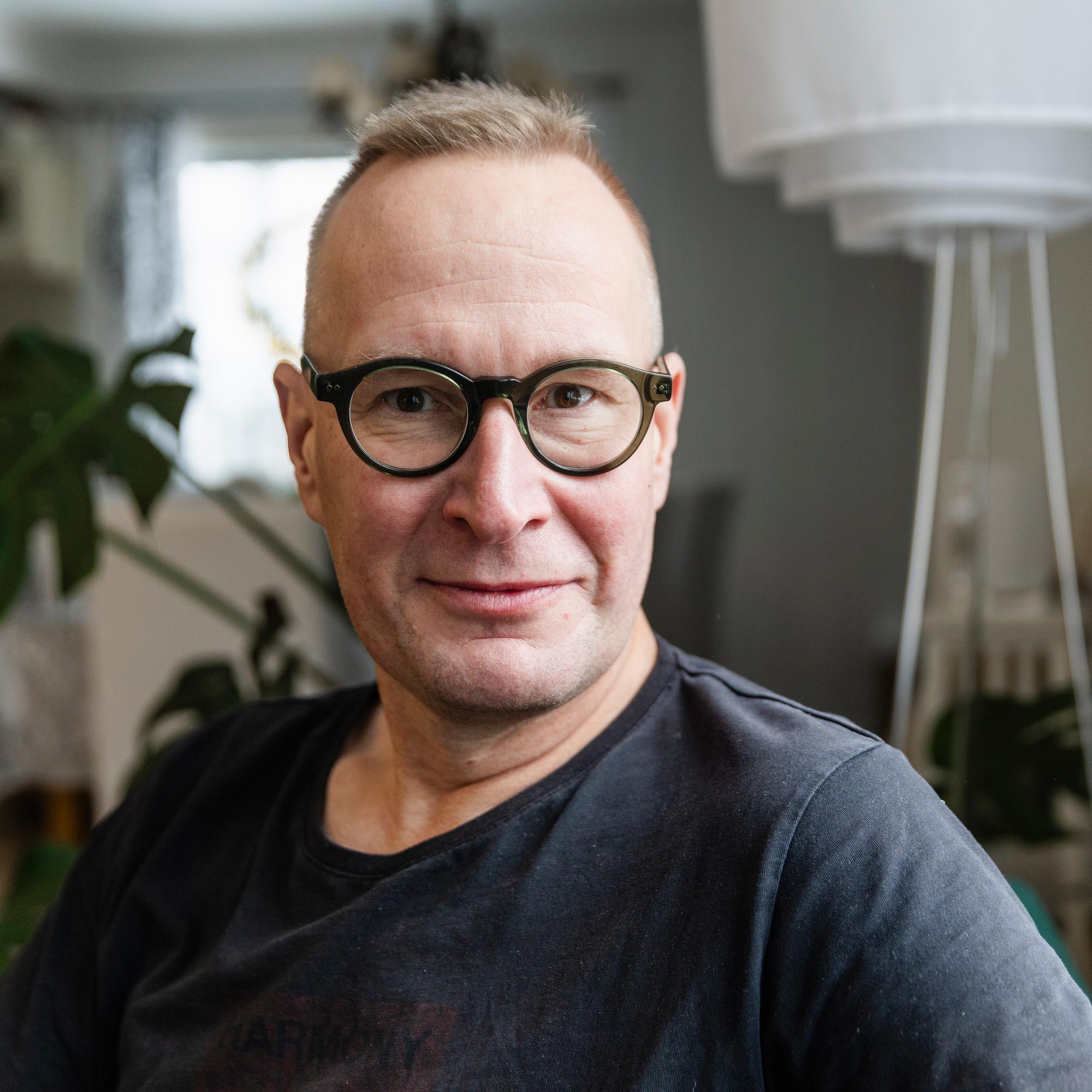 Professori Markku Jokisipilä sijoitettiin vauvana orpokotiin mutta sitten elämä sai uuden suunnan – Nyt siitä kertoo käteen tatuoitu Paattisten vaakuna