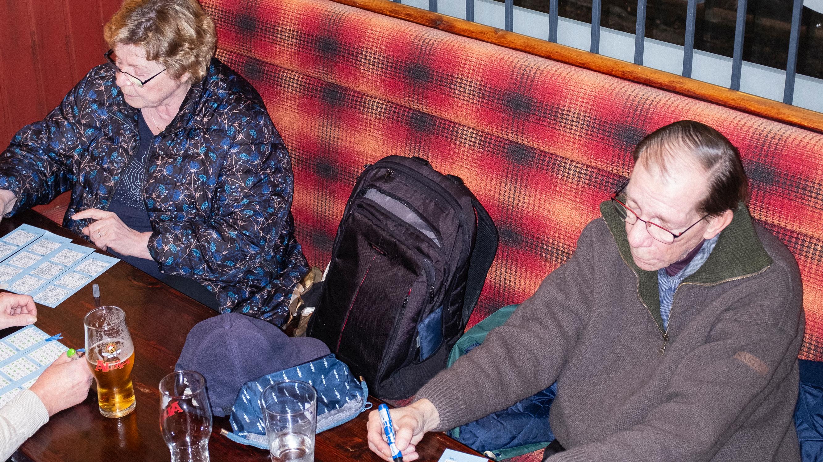 Takaisin kotiin ennen kuin tuoppi nousee neljään euroon – Lähiöpubin päivävuorolaiset kertovat menetyksistä ja ikävästä