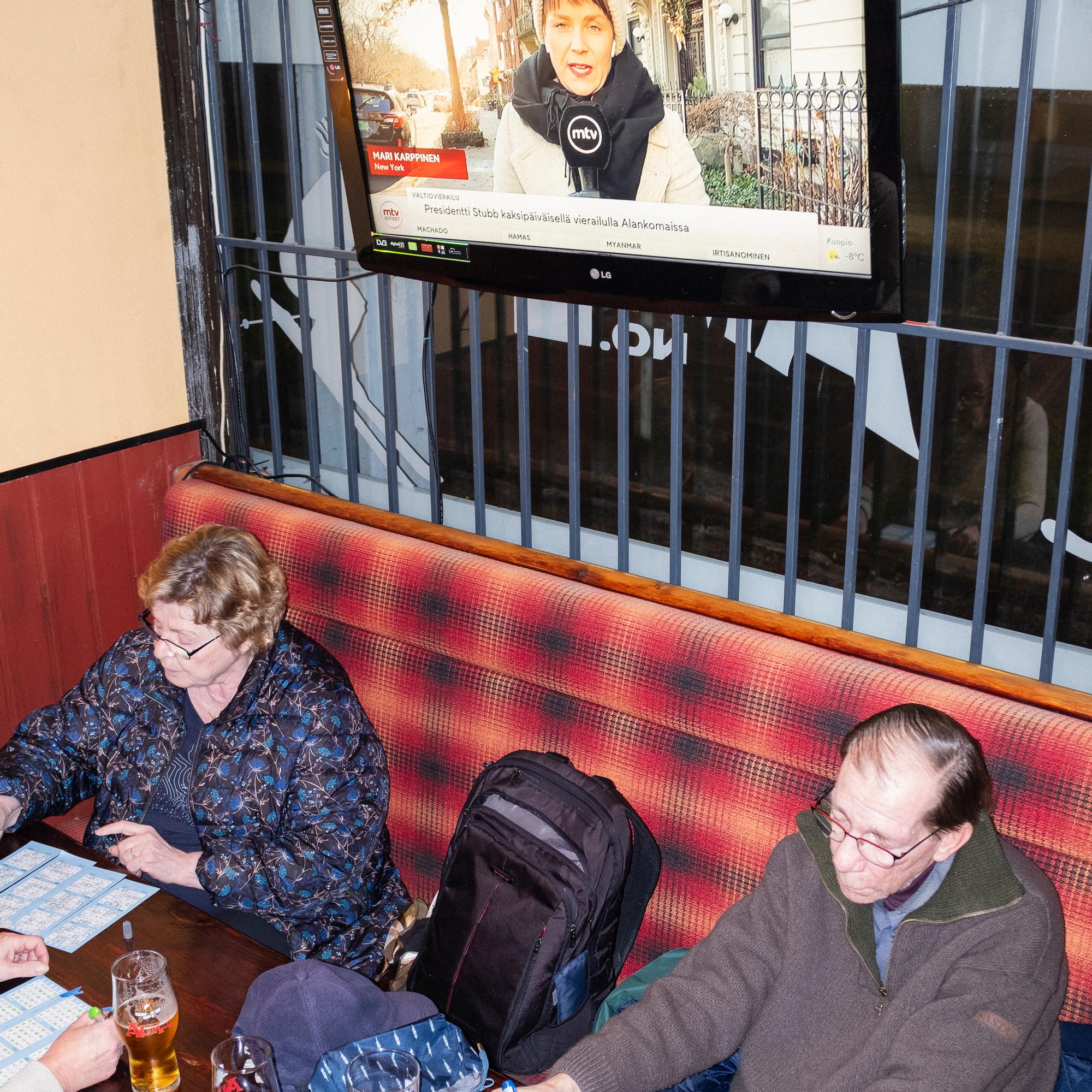 Takaisin kotiin ennen kuin tuoppi nousee neljään euroon – Lähiöpubin päivävuorolaiset kertovat menetyksistä ja ikävästä