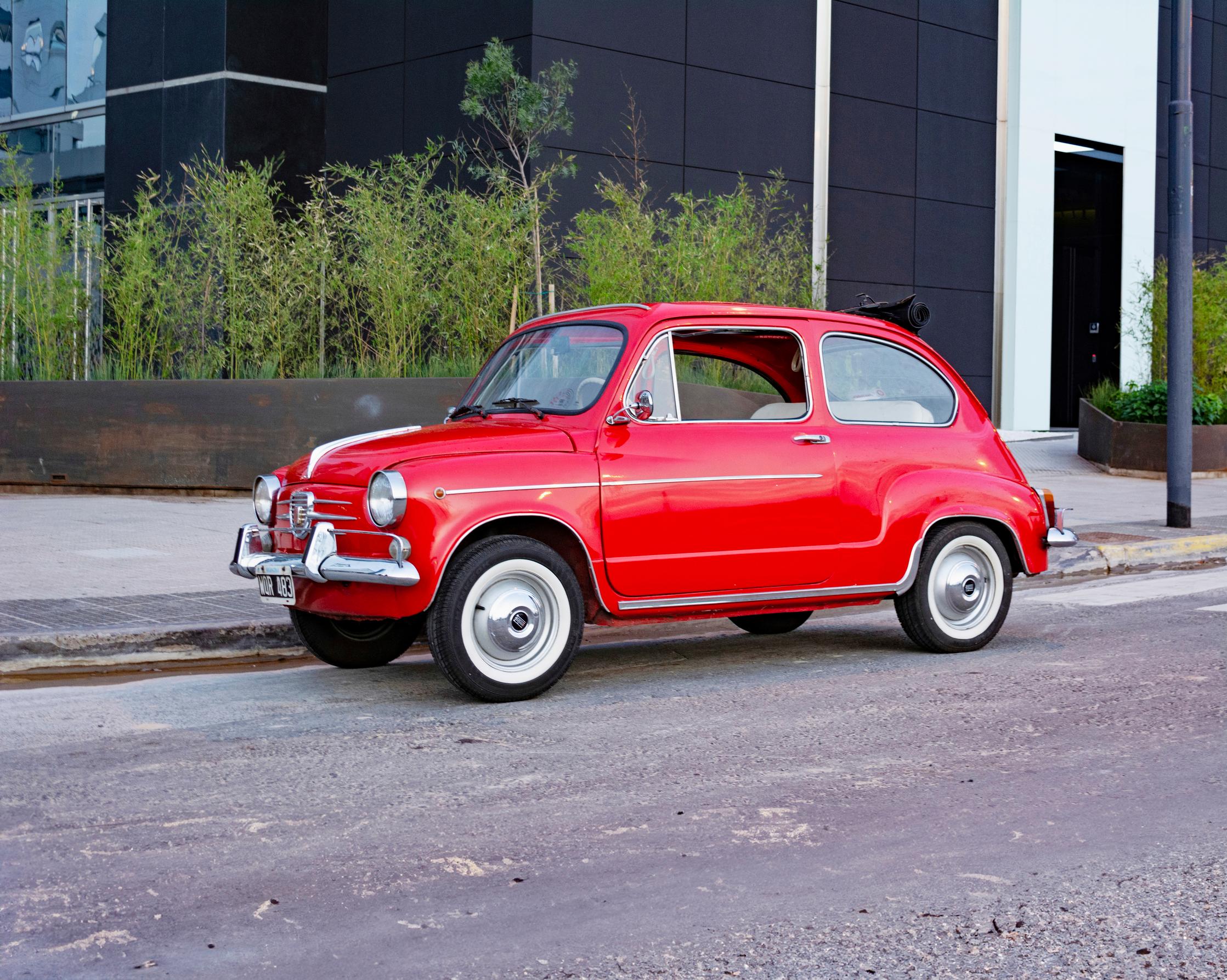 Fiat 600 oli pikkuinen ja takamoottorinen ja aikanaan suosittu auto Suomessa.