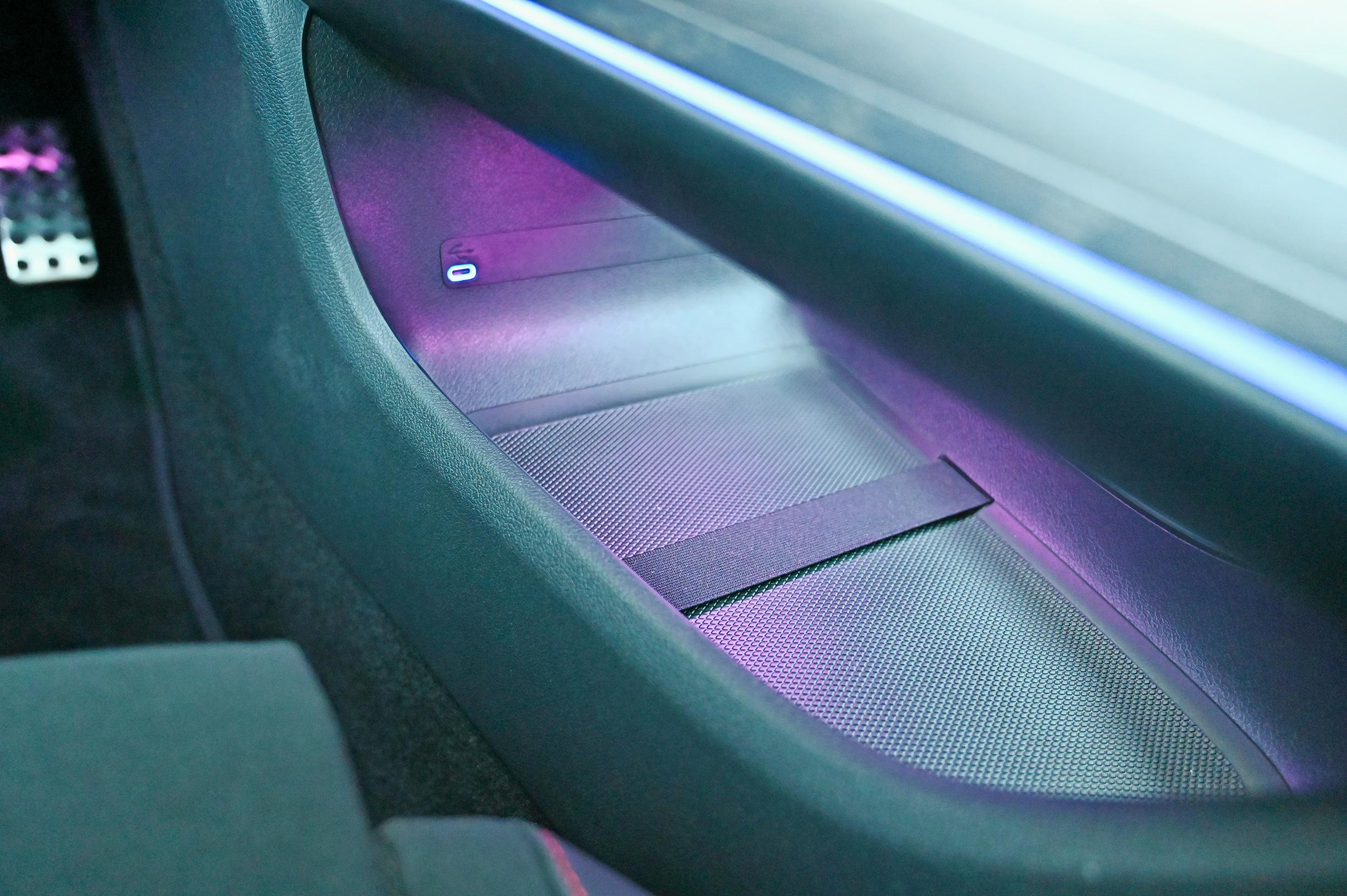 Mercedes-Benz CLA 250+ AMG Linen keskikonsolin alaosassa on nykytrendin mukaisesti hyvää säilytystilaa sekalaiselle pikkutavaralle.