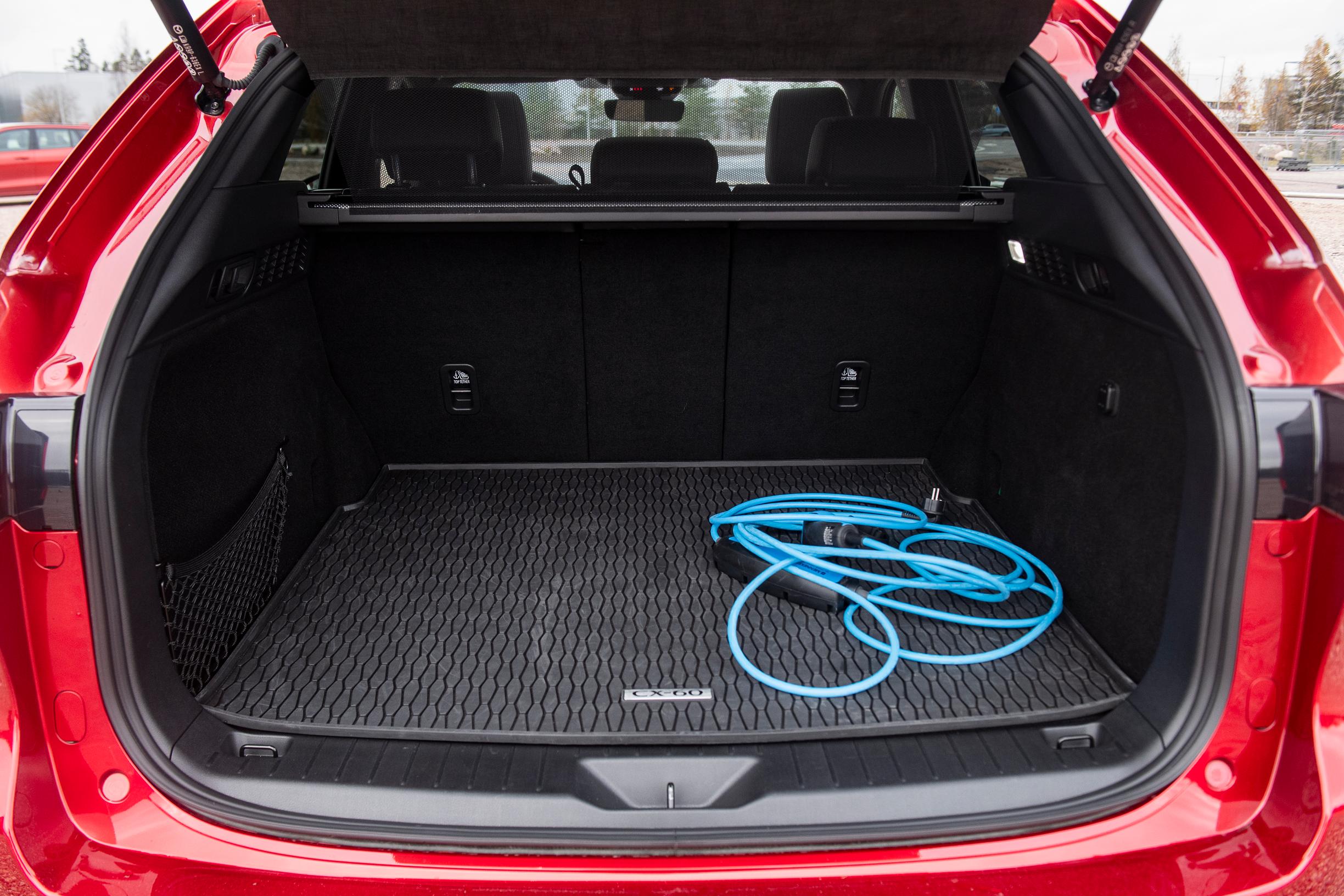 Mazda CX-60:n tavaratila ei ole erityisen suuri.