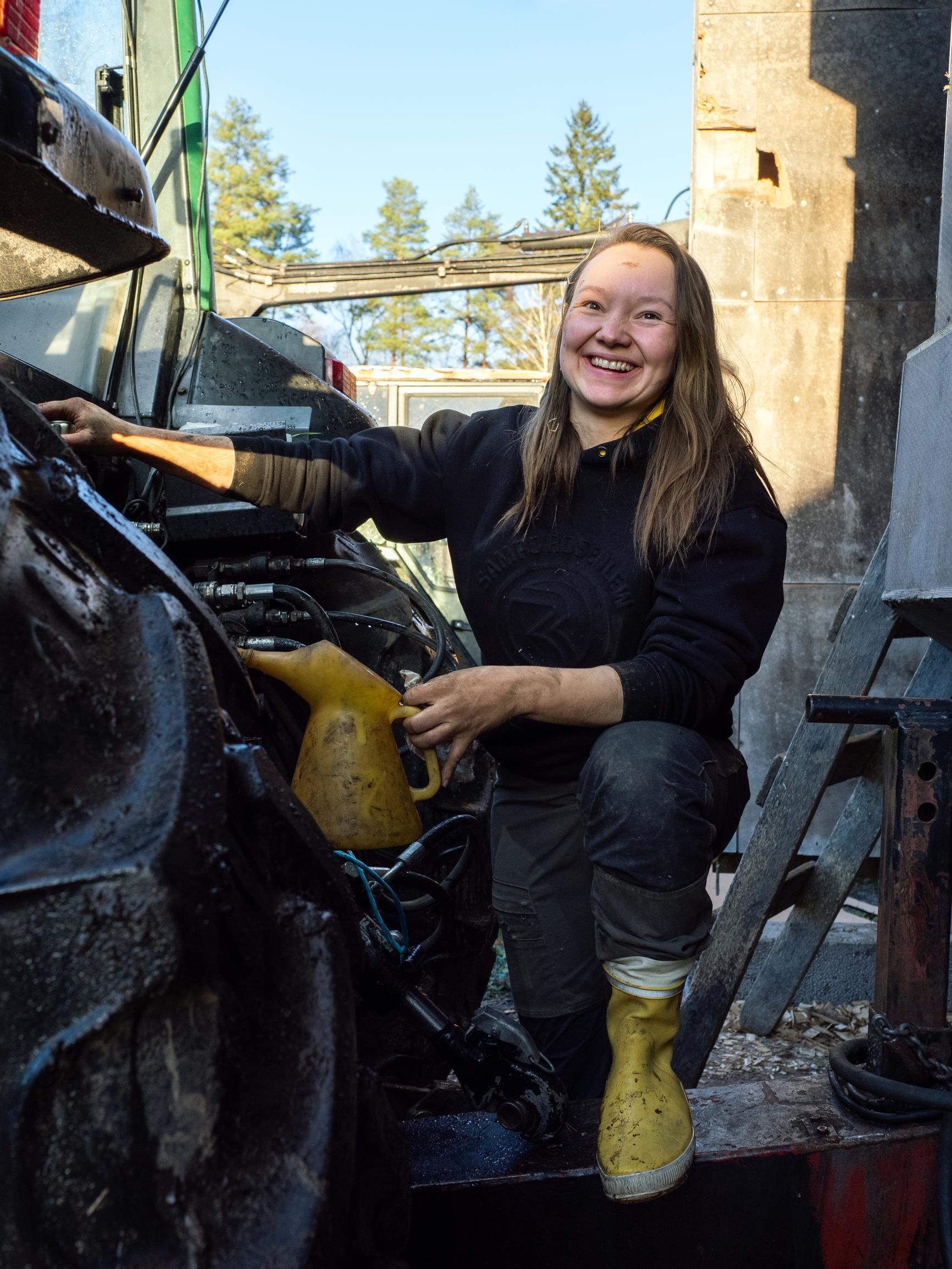 [Image] Anne-Mari Tarkkio eli amskidabamski traktorissa