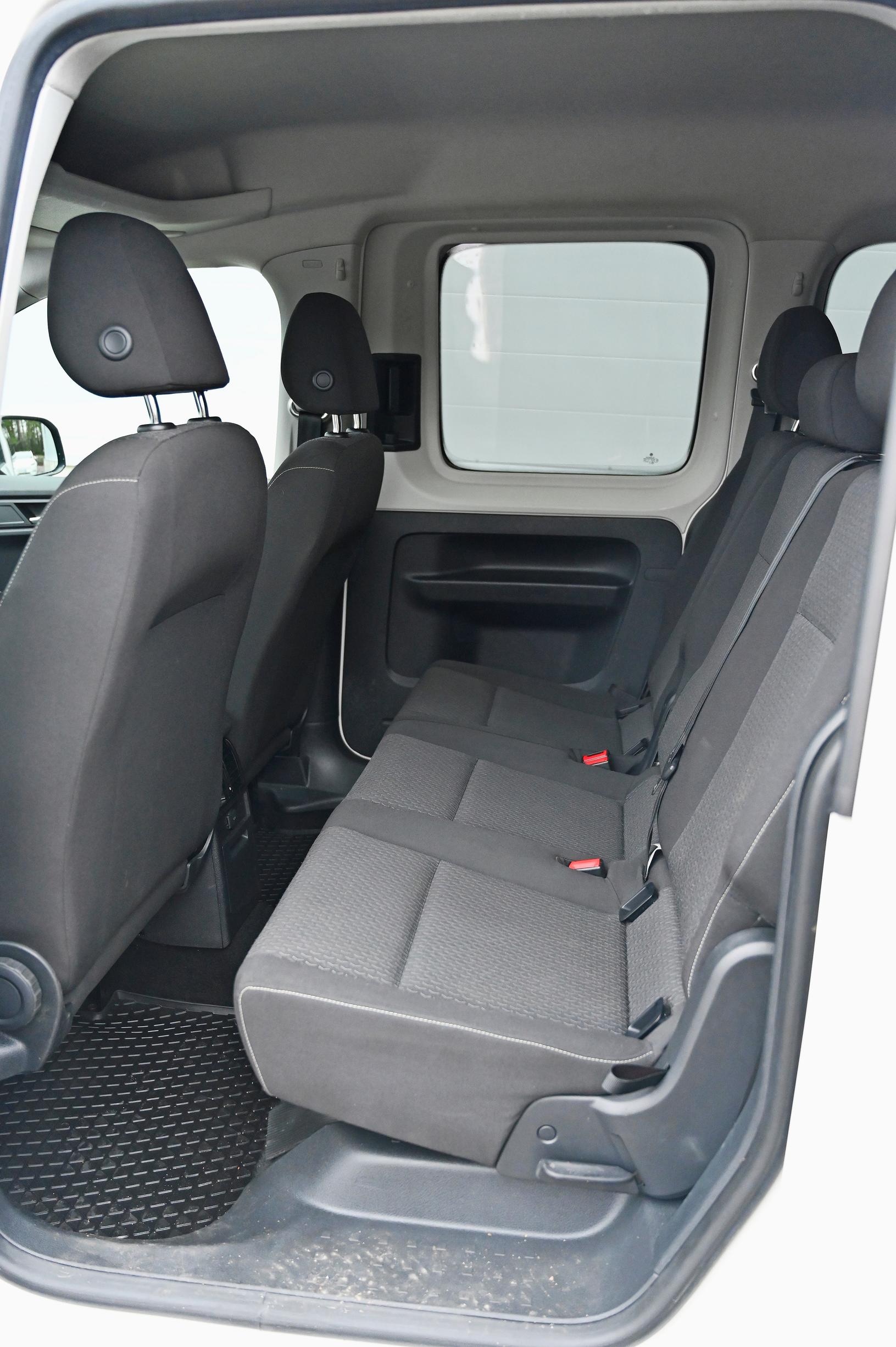 Volkswagen Caddy Maxin keskirivillä on todella paljon tilaa. Tänne mahtuu oikeasti kolme ihmistä.