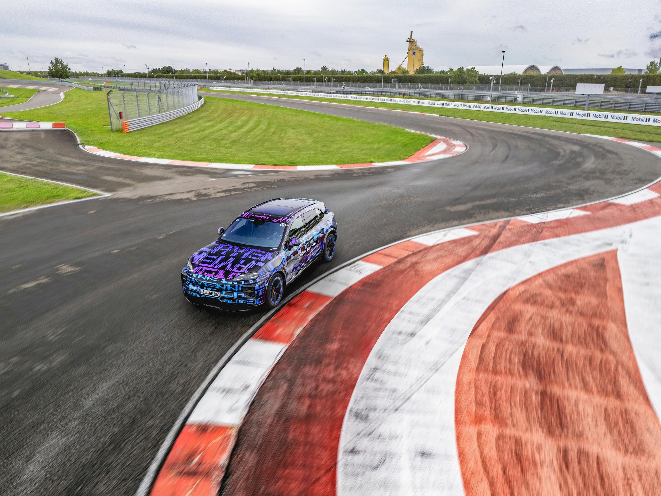 Porsche Cayenne Electriciä esitellään Porschen Leipzigin tehtaan vieressä olevalla moottoriradalla, jolle on kopioitu 11 legendaarista mutkaa maailman kuuluisimmilta moottoriradoilta.