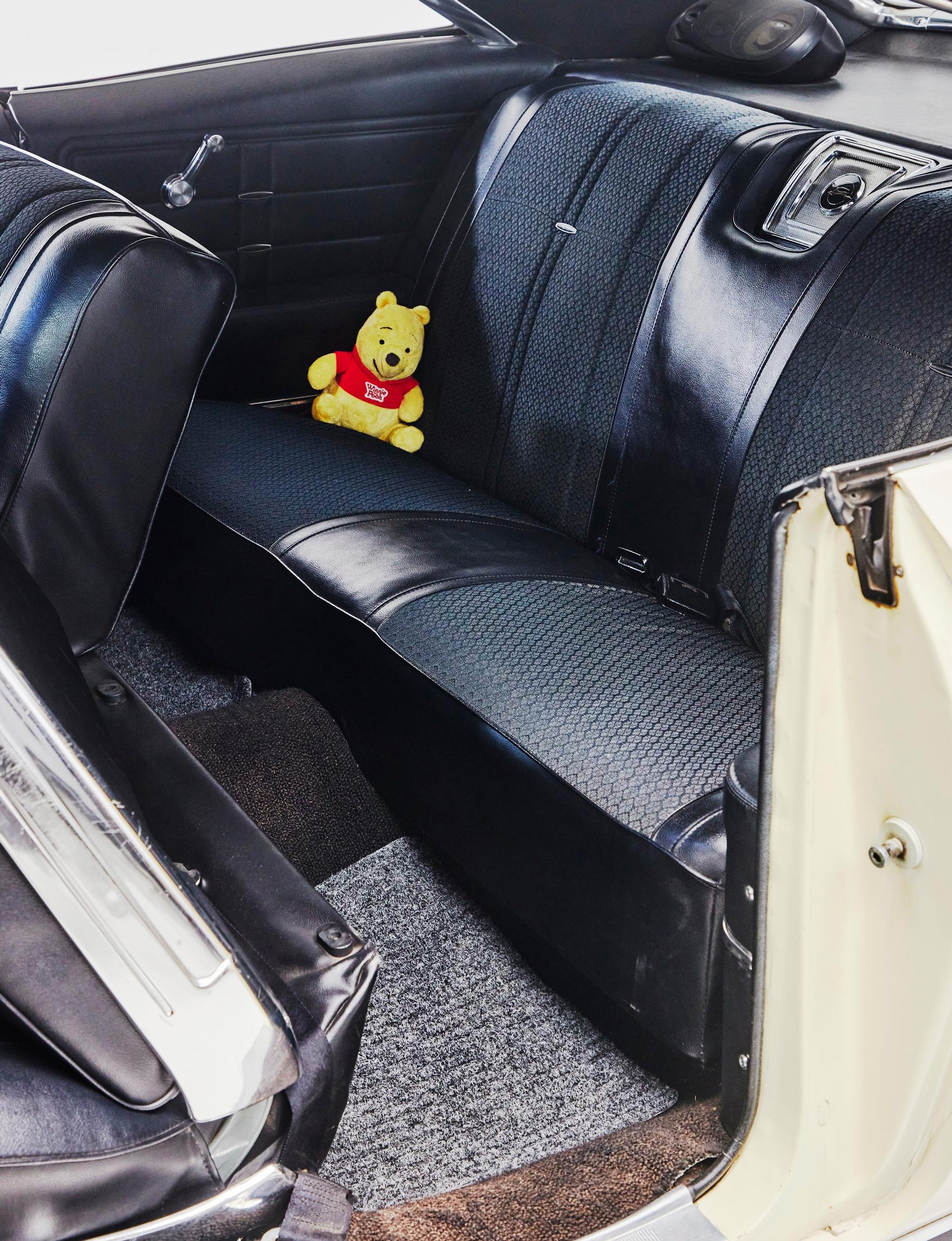 Chevrolet Impala Sport Coupé 283 vm. 1966 on pitkä auto, jonka takapenkille mahtuu tarvittaessa monenlaista matkustajaa.