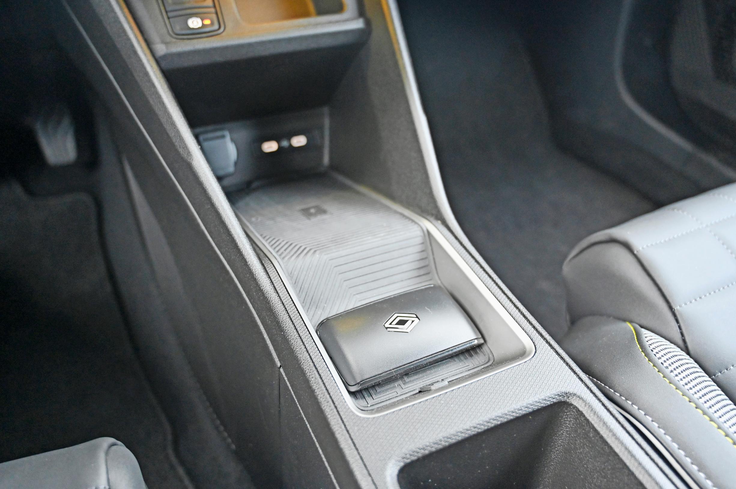 Renault 4 E-Techin keskikonsolissa on paikkansa älyavaimelle ja langaton kännykän latausalusta. Mukitelineet eivät vakuuta.