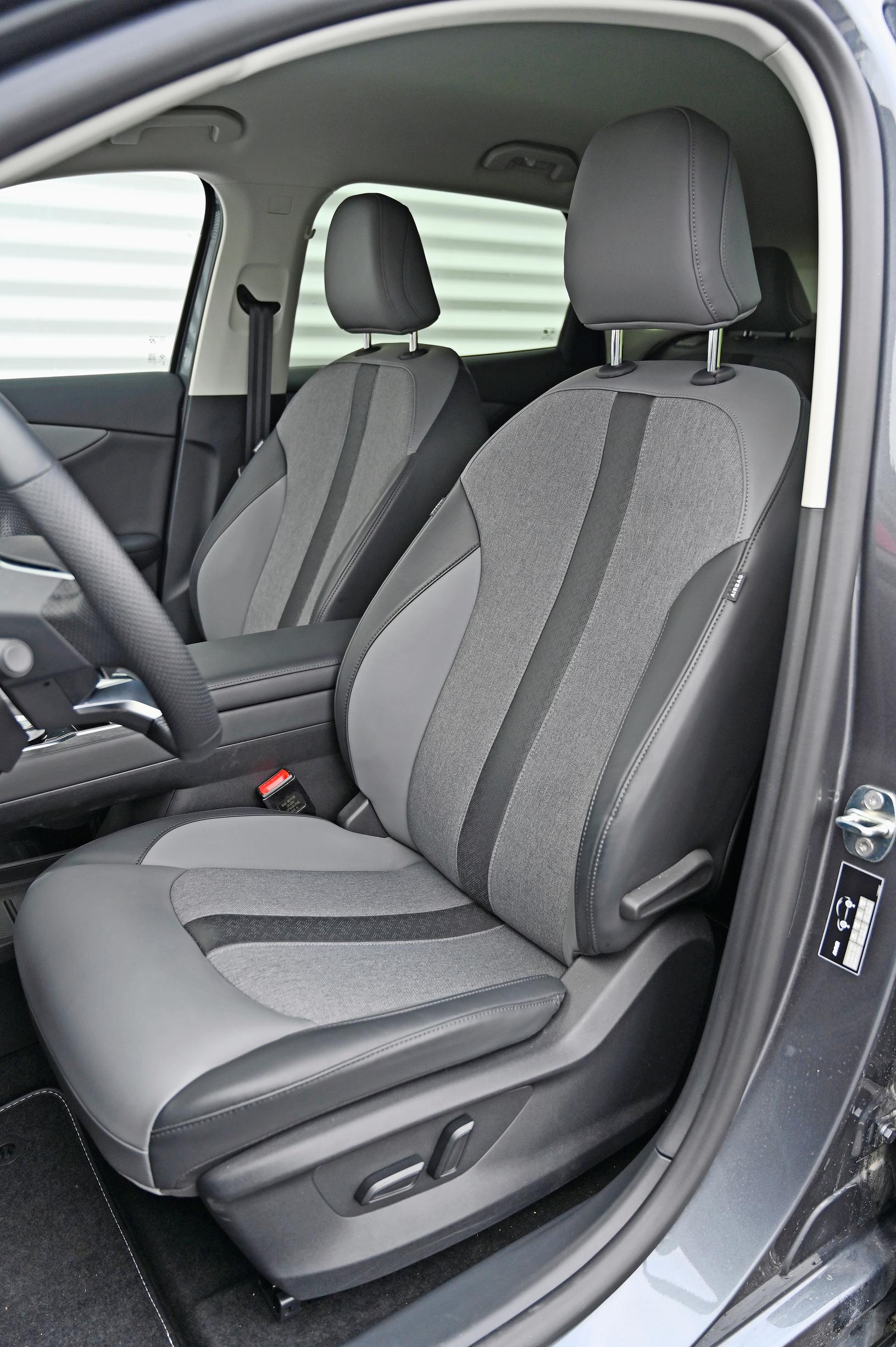 MG S5 EV Luxuryn etuistuimet eivät ole erityisen onnistuneet, eivätkä ne tue selkää tarpeeksi.