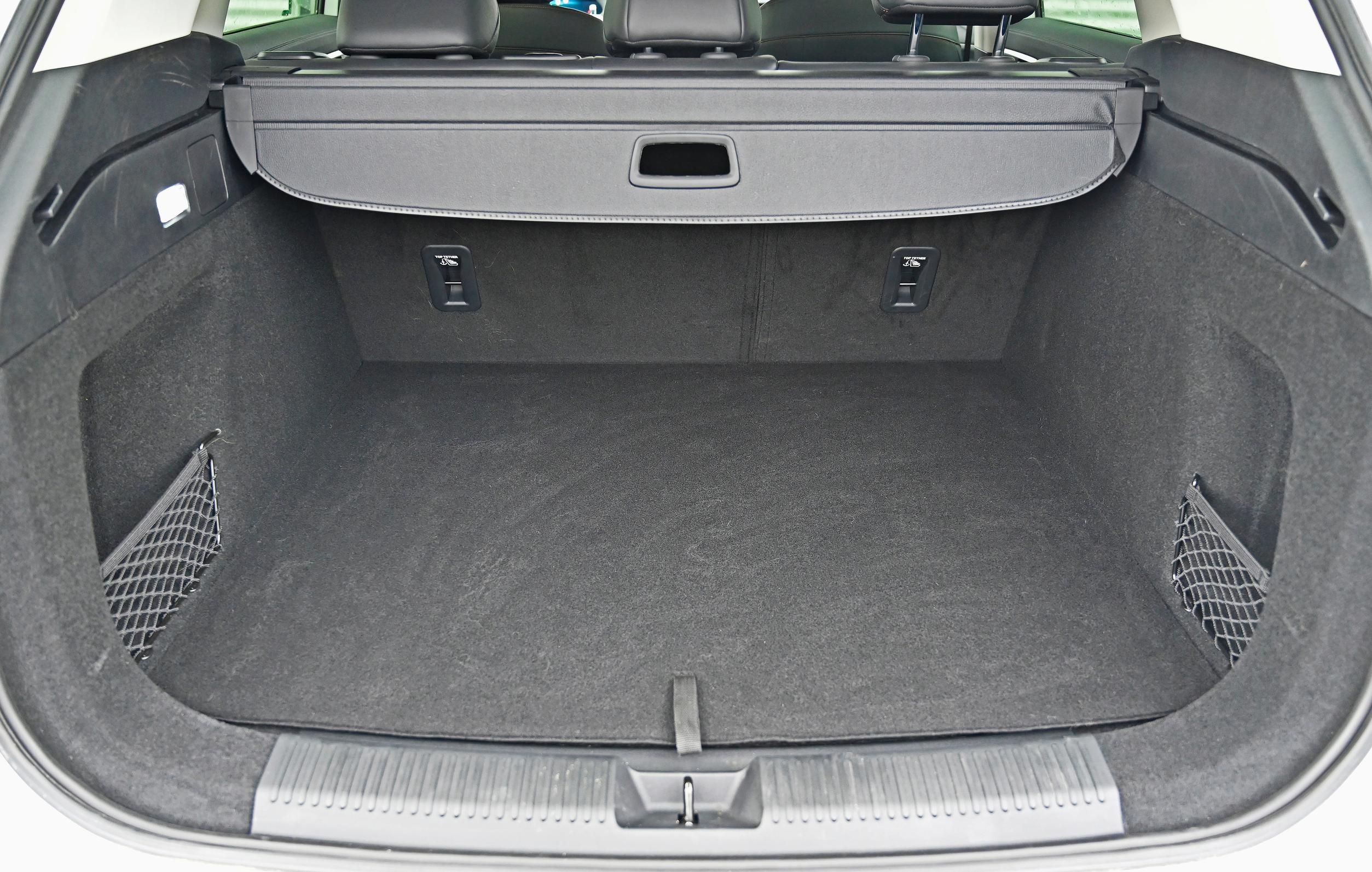  Tavaratila on ajoakuston vuoksi hieman matala, ja vetää siksi vain 441 litran verran tavaraa.