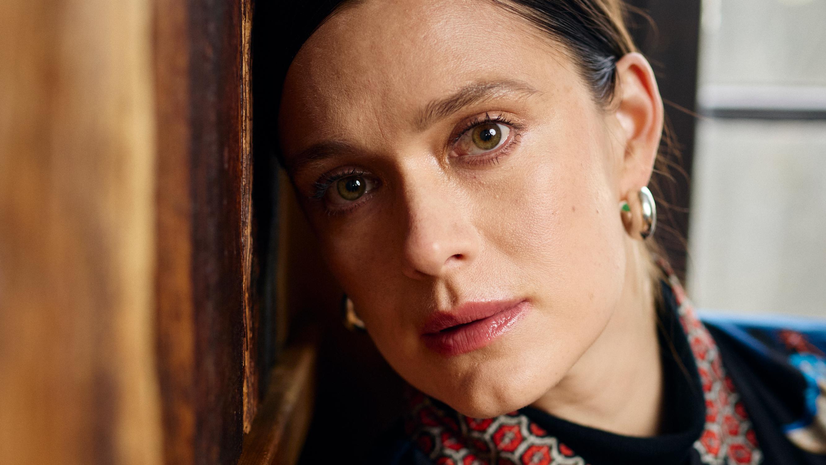 Näyttelijä Krista Kososen käyttää luovuutta arkeen: Toinen lapsi lähti mukaan Ruotsin kuvauksiin, toinen jäi isän kanssa Suomeen