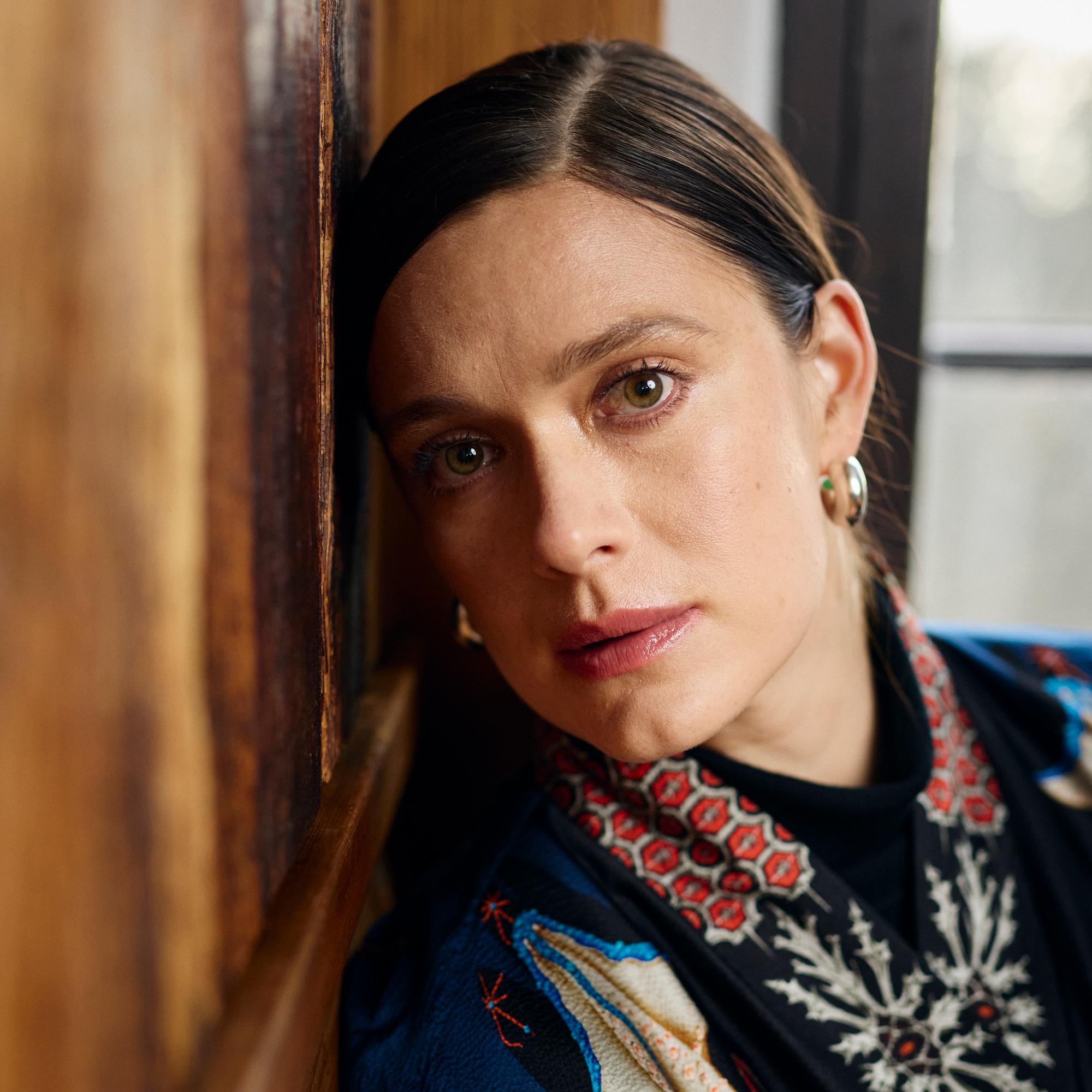 Näyttelijä Krista Kososen käyttää luovuutta arkeen: Toinen lapsi lähti mukaan Ruotsin kuvauksiin, toinen jäi isän kanssa Suomeen