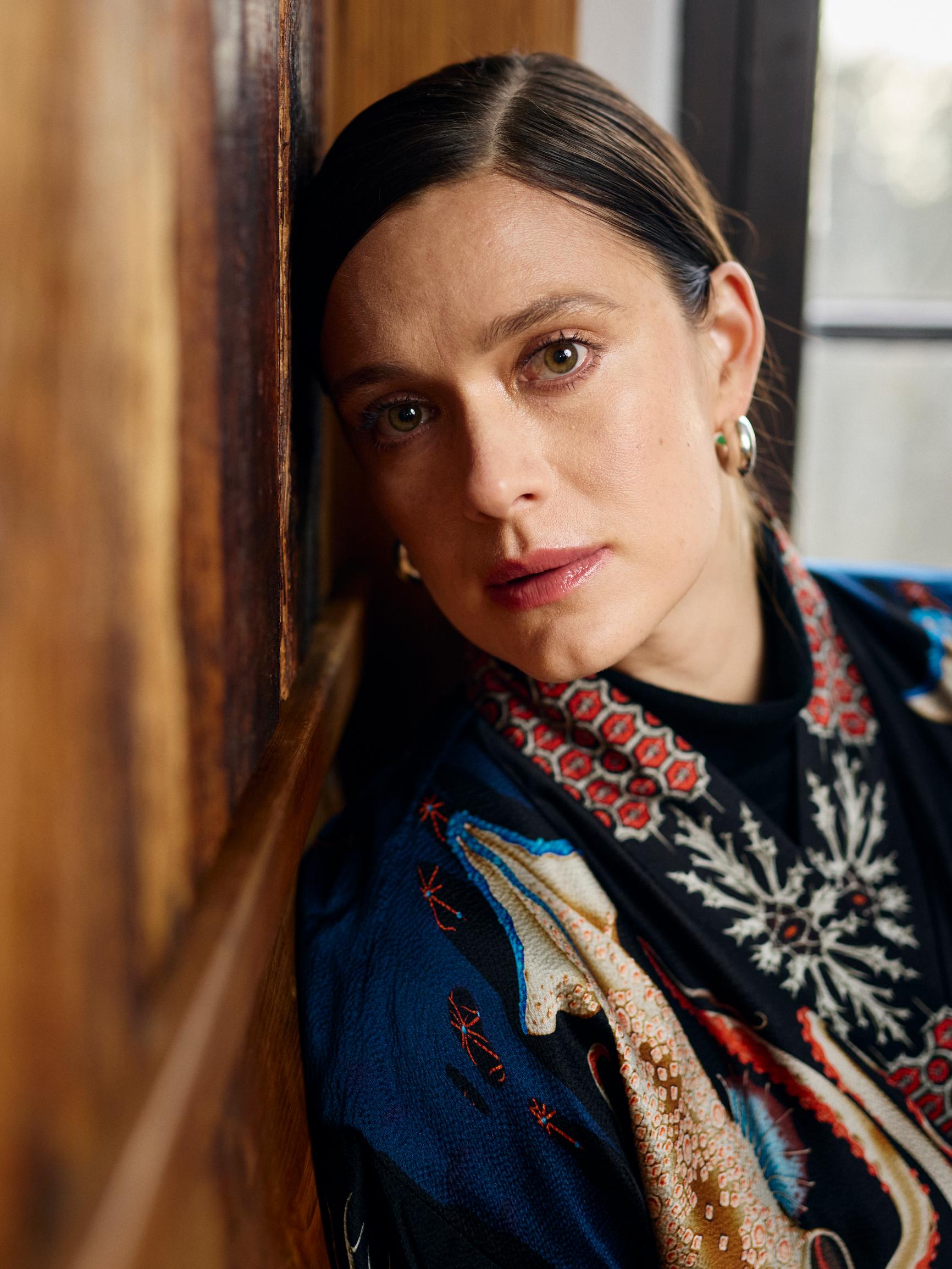 Näyttelijä Krista Kososen käyttää luovuutta arkeen: Toinen lapsi lähti mukaan Ruotsin kuvauksiin, toinen jäi isän kanssa Suomeen