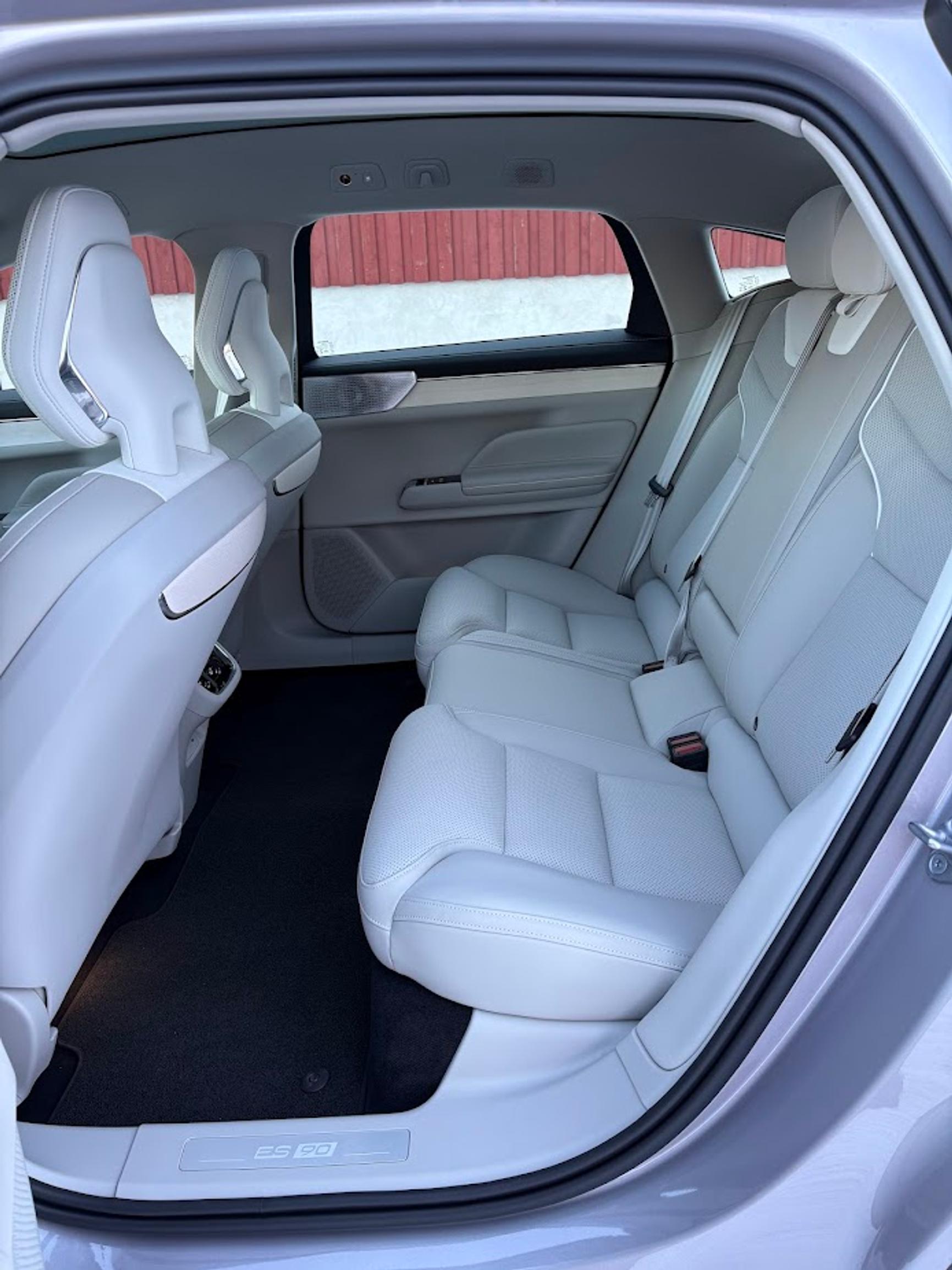 Volvo ES90:n penkki sopii myös pitkäjalkaisille matkustajille.