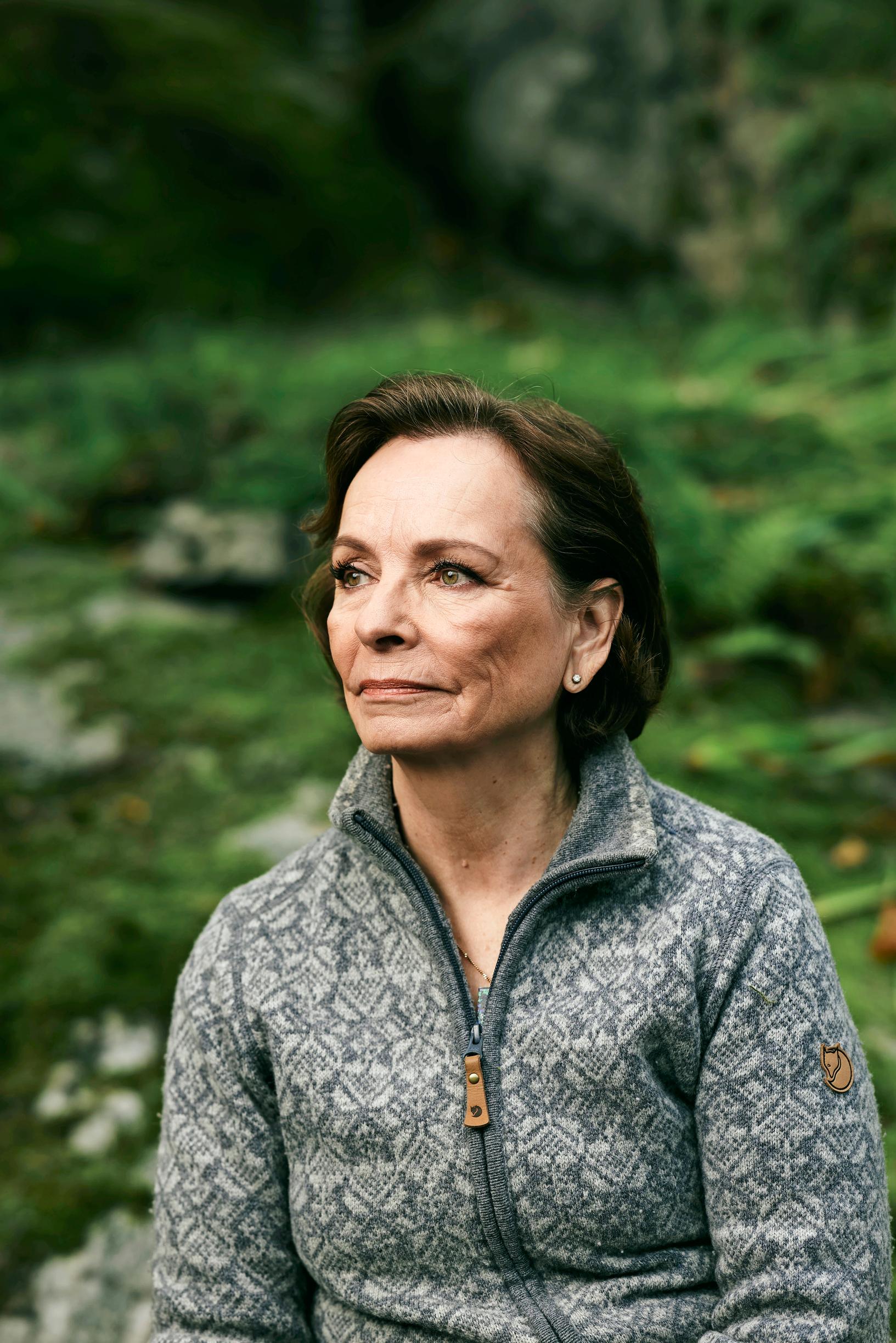 Jäin viime vuodenvaihteessa eläkkeelle Apu-­lehden päätoimittajan paikalta, mutta kirjailija ei jää eläkkeelle. Nyt olen siis täysipäiväinen kirjailija, Marja Aarnipuro sanoo.