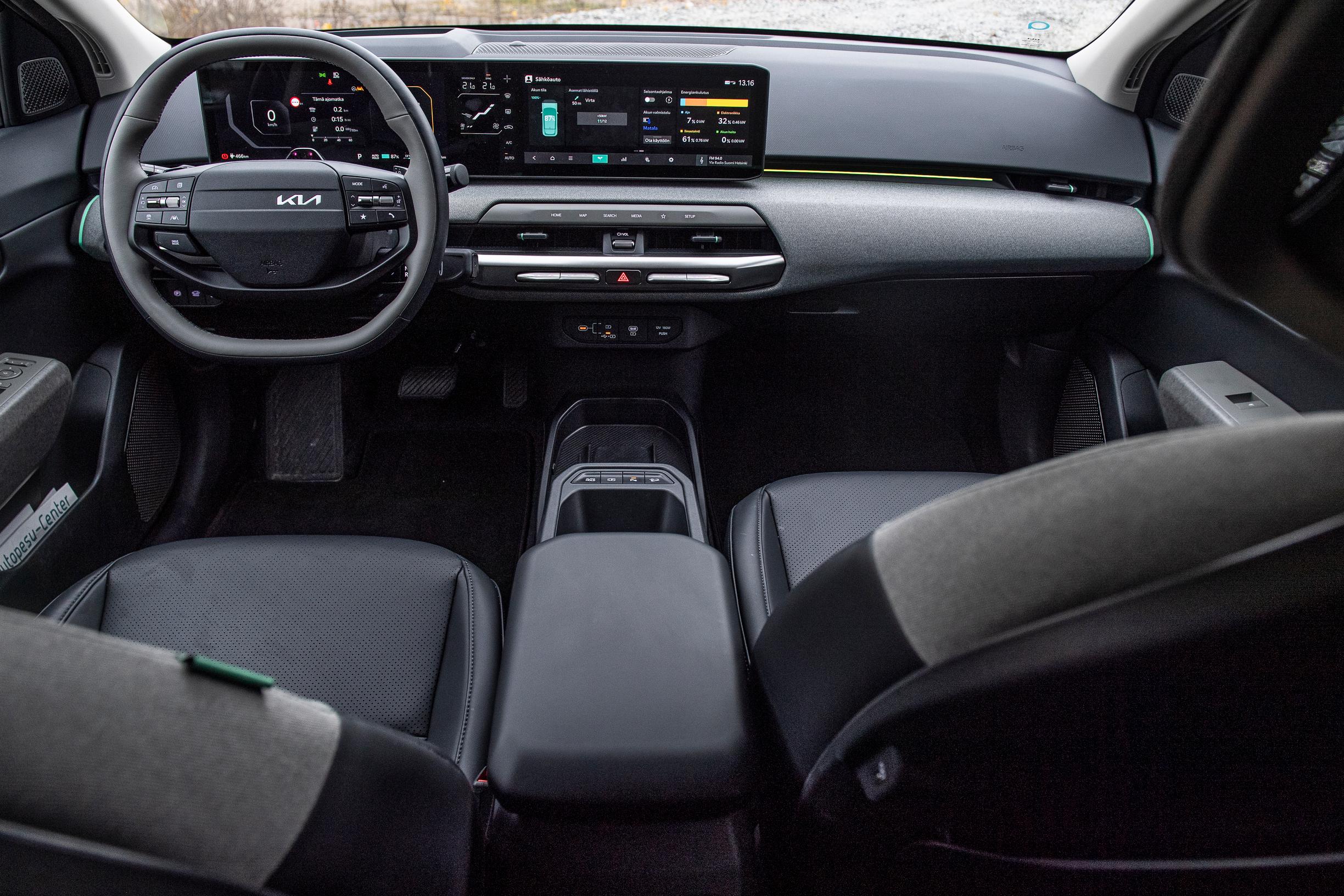 Kia EV4 Hatchbackin alareunastaan viistetty ratti saa hymyn huulille.