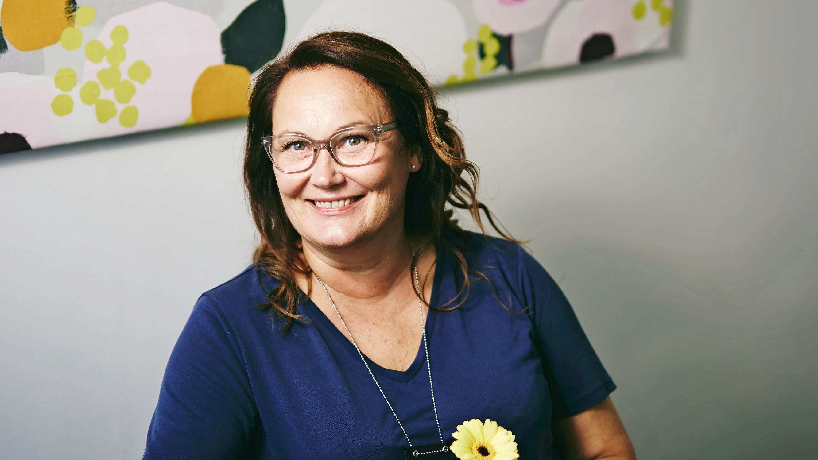 Psykiatrinen sairaanhoitaja Anu Sirmola: ”Kun ihminen eheytyy, niin onhan se mieletön juttu!” 