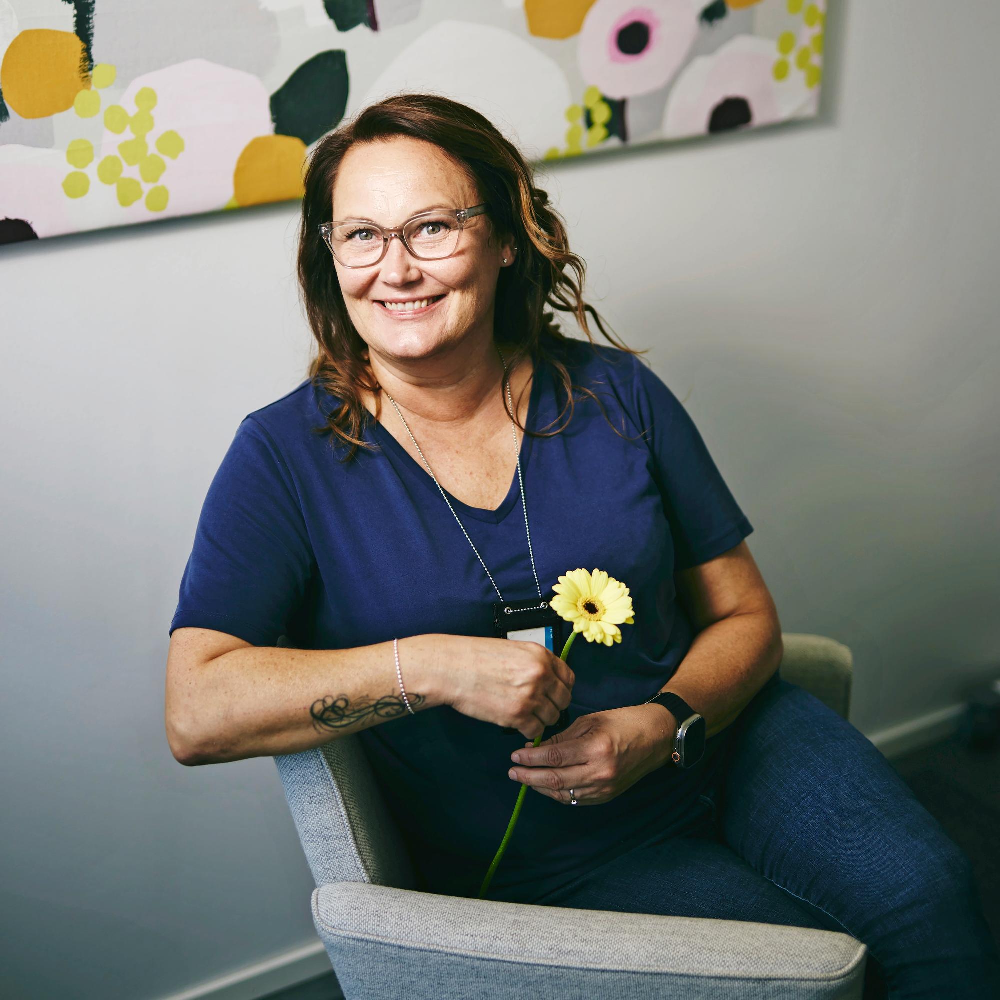 Psykiatrinen sairaanhoitaja Anu Sirmola: ”Kun ihminen eheytyy, niin onhan se mieletön juttu!” 