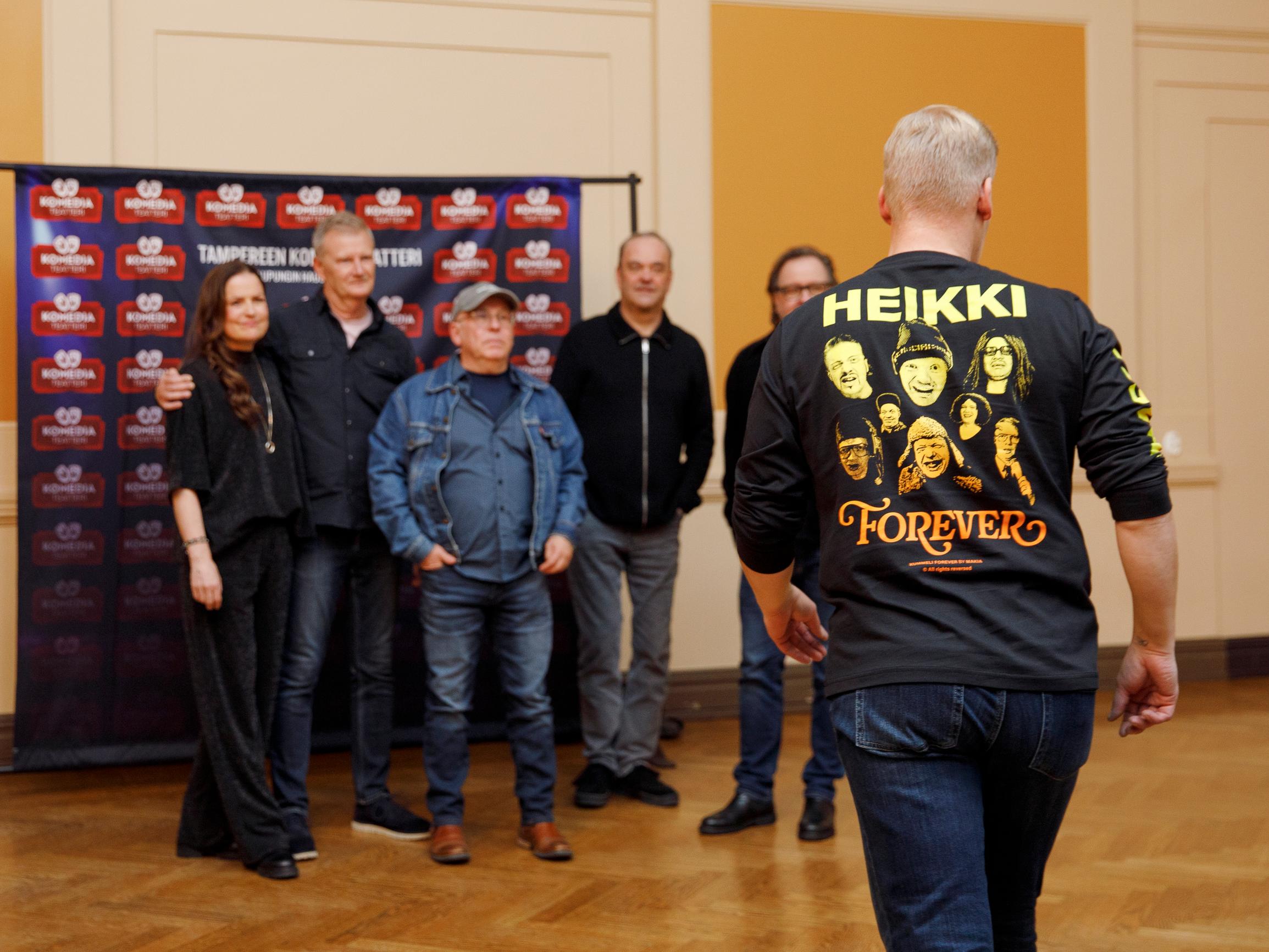 ”Nyt taisi tulla varren kanssa” – Kummeli vetää yhä salit täyteen – ja silloin on läsnä myös Heikki Silvennoinen