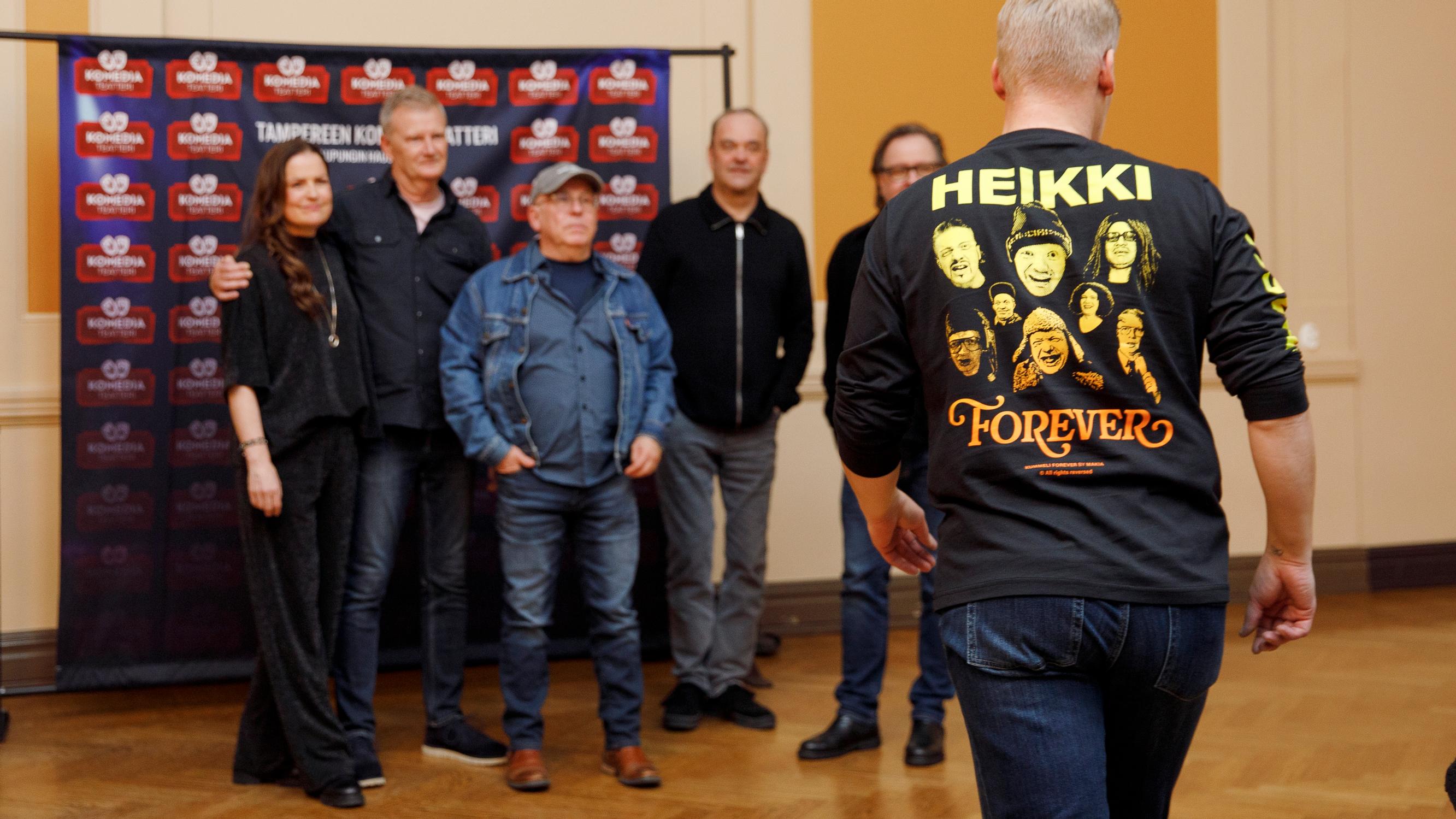 ”Nyt taisi tulla varren kanssa” – Kummeli vetää yhä salit täyteen – ja silloin on läsnä myös Heikki Silvennoinen