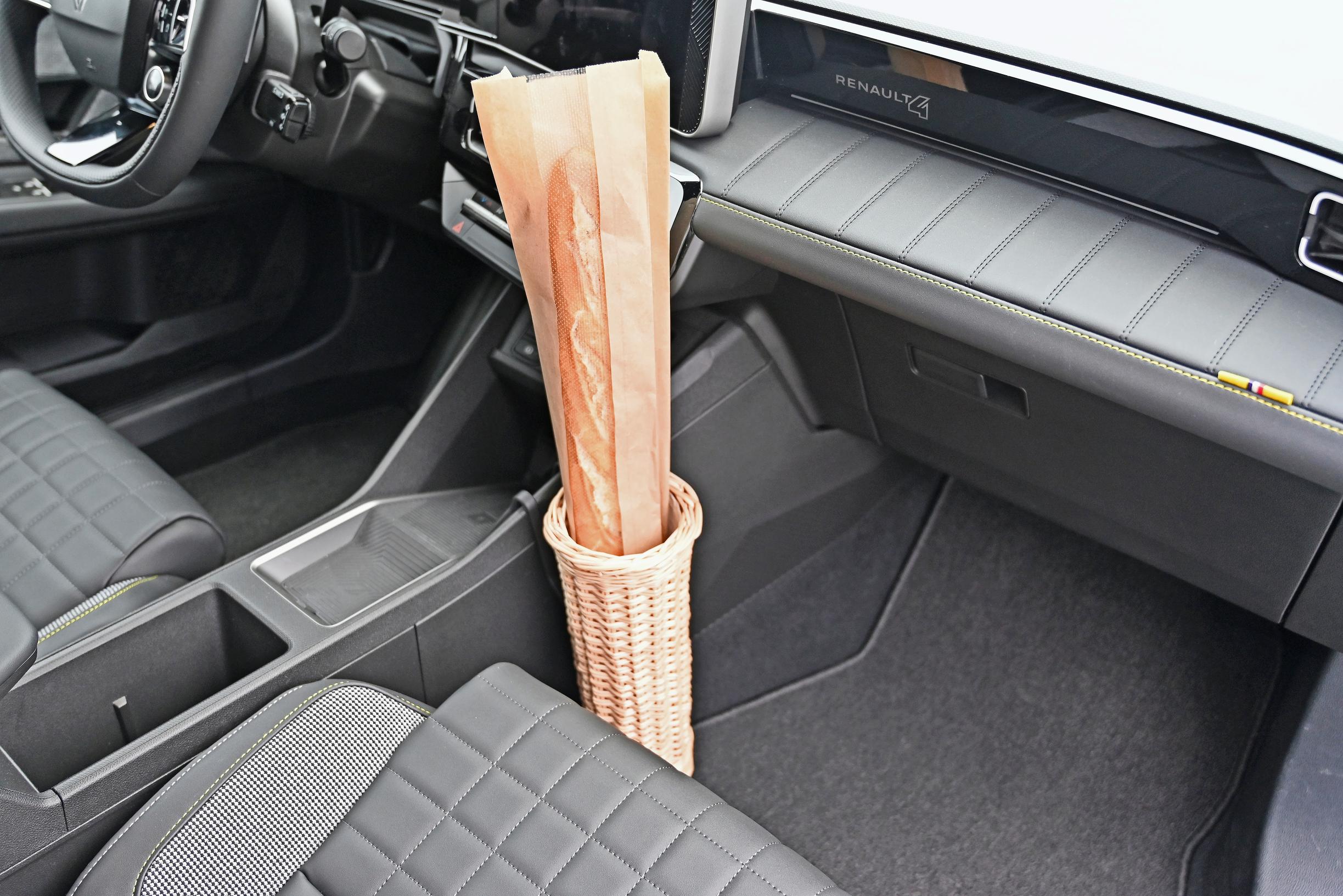 Renault 4 E-Techin yksi hauskimmista lisävarusteista on asennettuna tarkalleen 202 euron arvoinen patonkiteline. Maahantuojan mukaan asennuksen osuus tästä on luokkaa kolme euroa. Osittain hintaa selittää myös se, että teline on aitoa tavaraa ja käsityönä valmistettu.