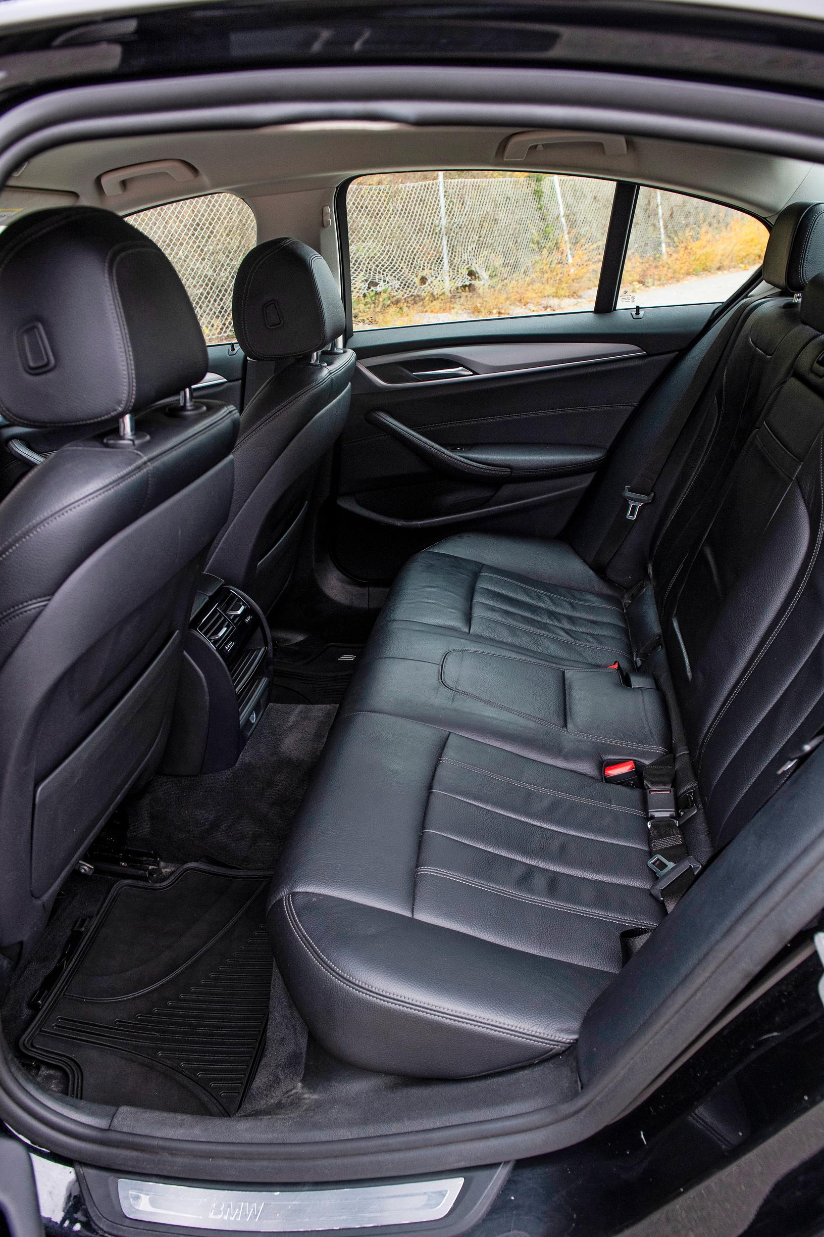 BMW 520 D:n takaistuin voisi olla hiukan tilavampi, arvioi Tuulilasin autotoimittaja.