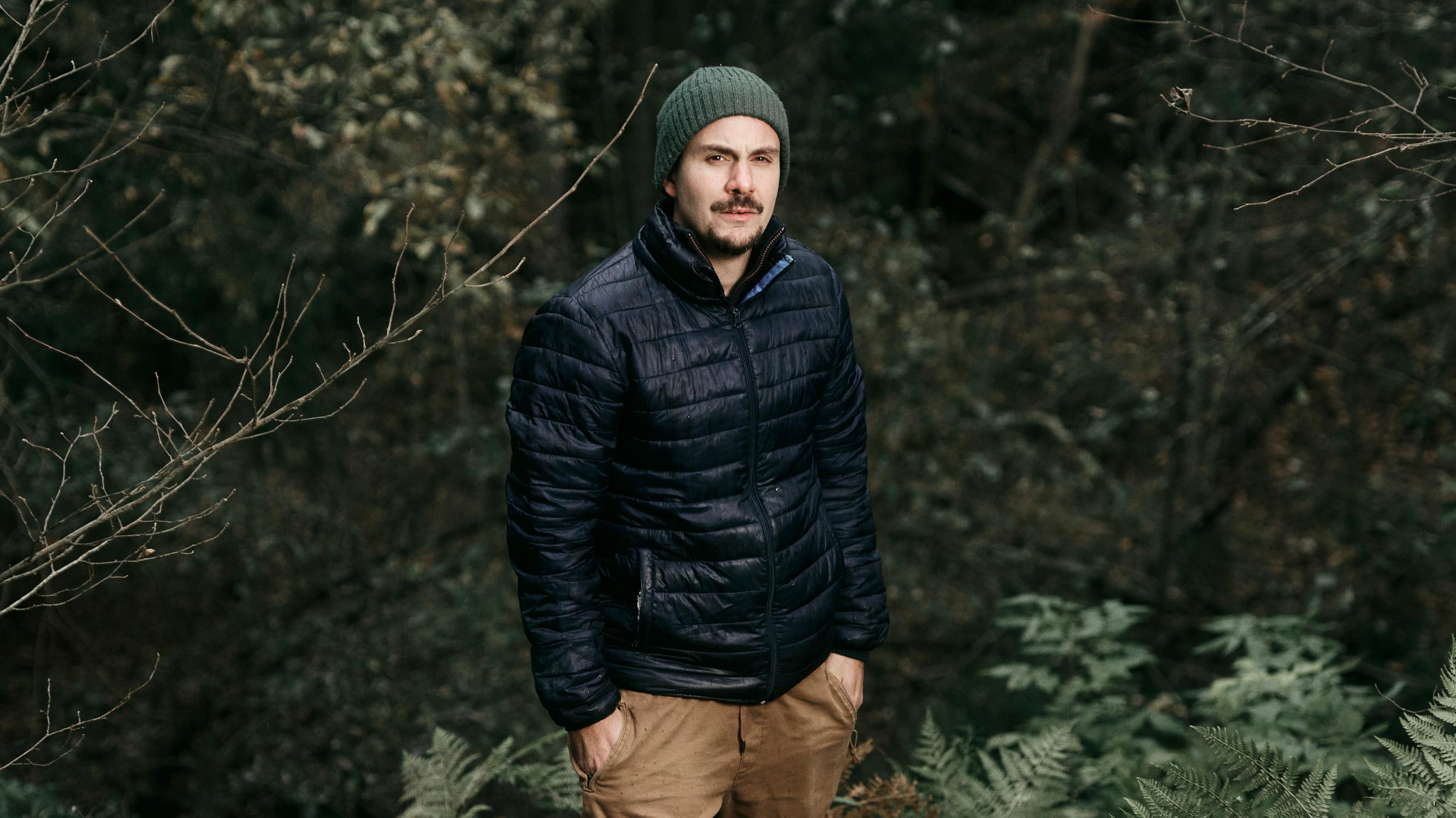 Pieni Oliver roikkui isän nahkatakissa ja vaati tätä lopettamaan – isän alkoholismi ja petetyt lupaukset ajoivat Oliver Roosin elämän alakierteeseen