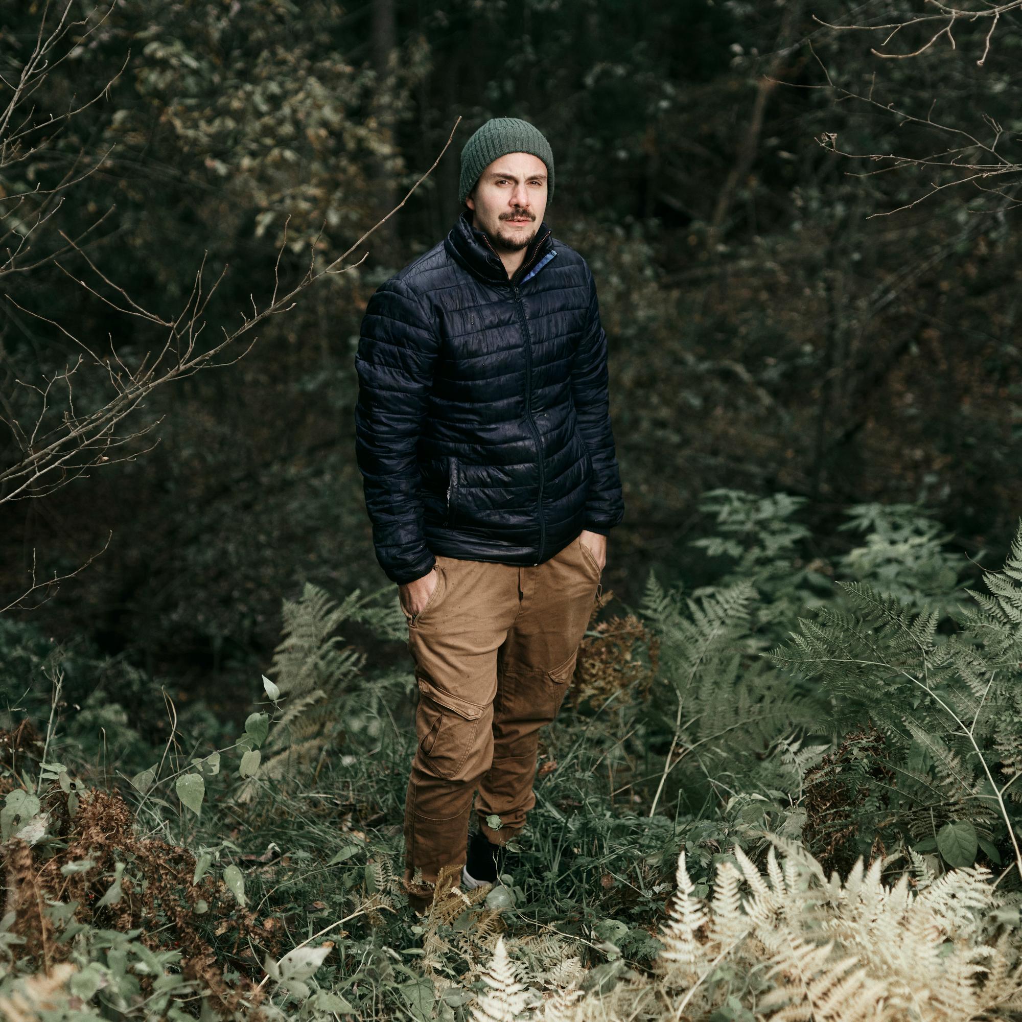 Pieni Oliver roikkui isän nahkatakissa ja vaati tätä lopettamaan – isän alkoholismi ja petetyt lupaukset ajoivat Oliver Roosin elämän alakierteeseen