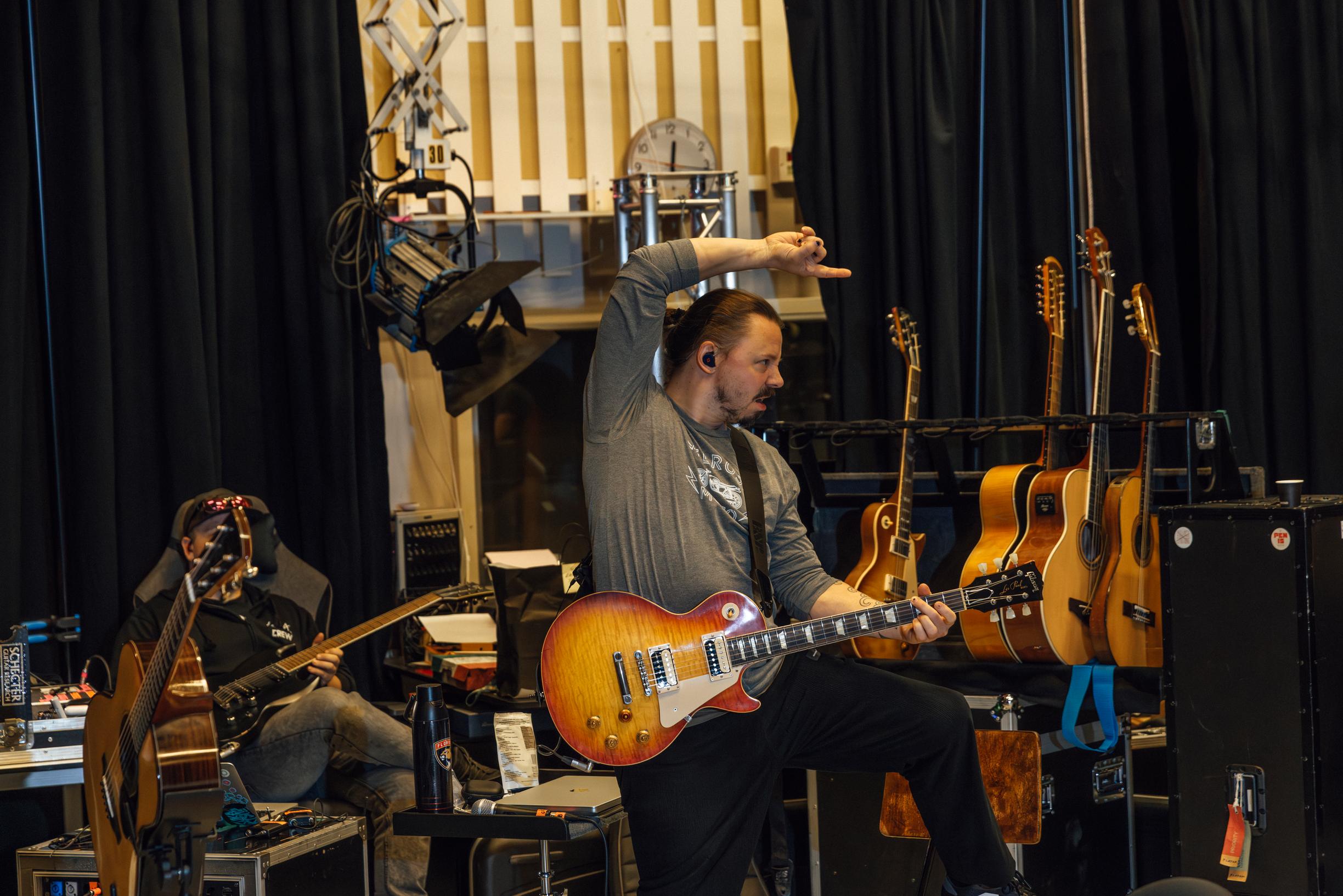 Kitaristi Tuomas Wäinölä on kuulunut Raskasta joulua -kiertueen muusikoihin jo vuodesta 2008. 