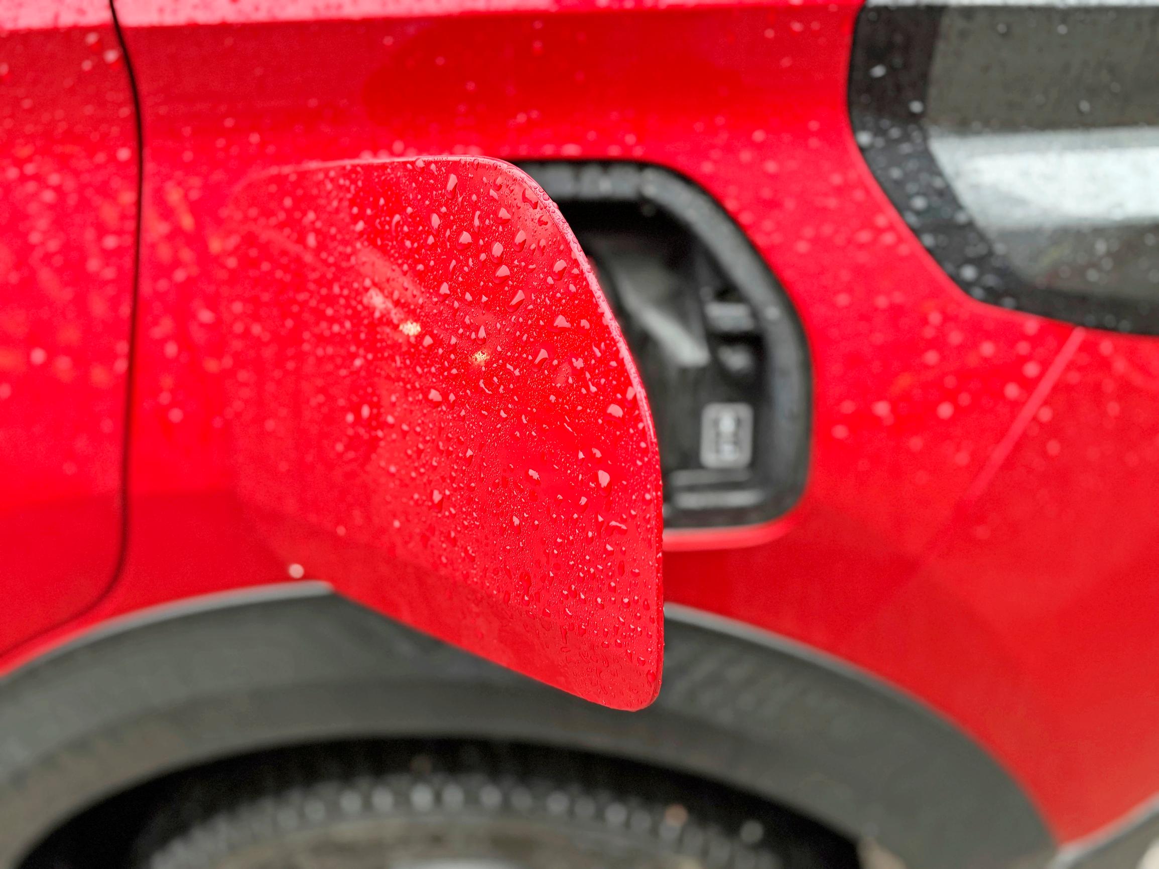 Citroën e-C3:n latausluukku jäätyi kiinni yöpakkasilla, eikä suostunut aukeamaan kuin vasta seuraavana päivänä kelin lämmettyä.