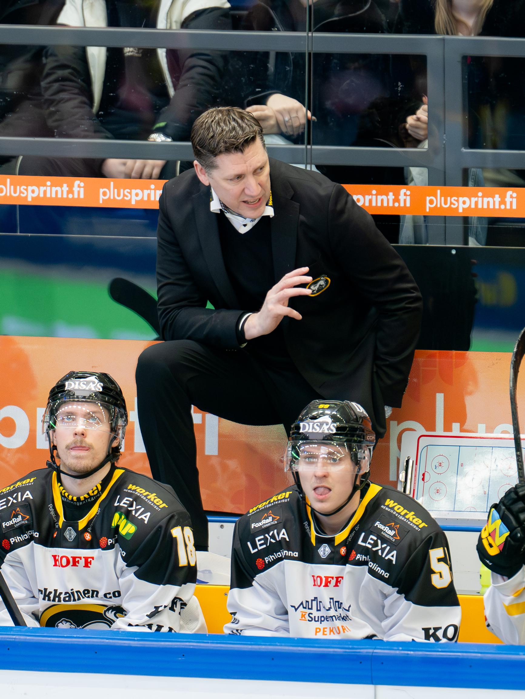 Miten tämä on mahdollista? Liigan kriisijoukkue veti vessasta alas suuren etunsa – "Päävalmentajan piikkiin"