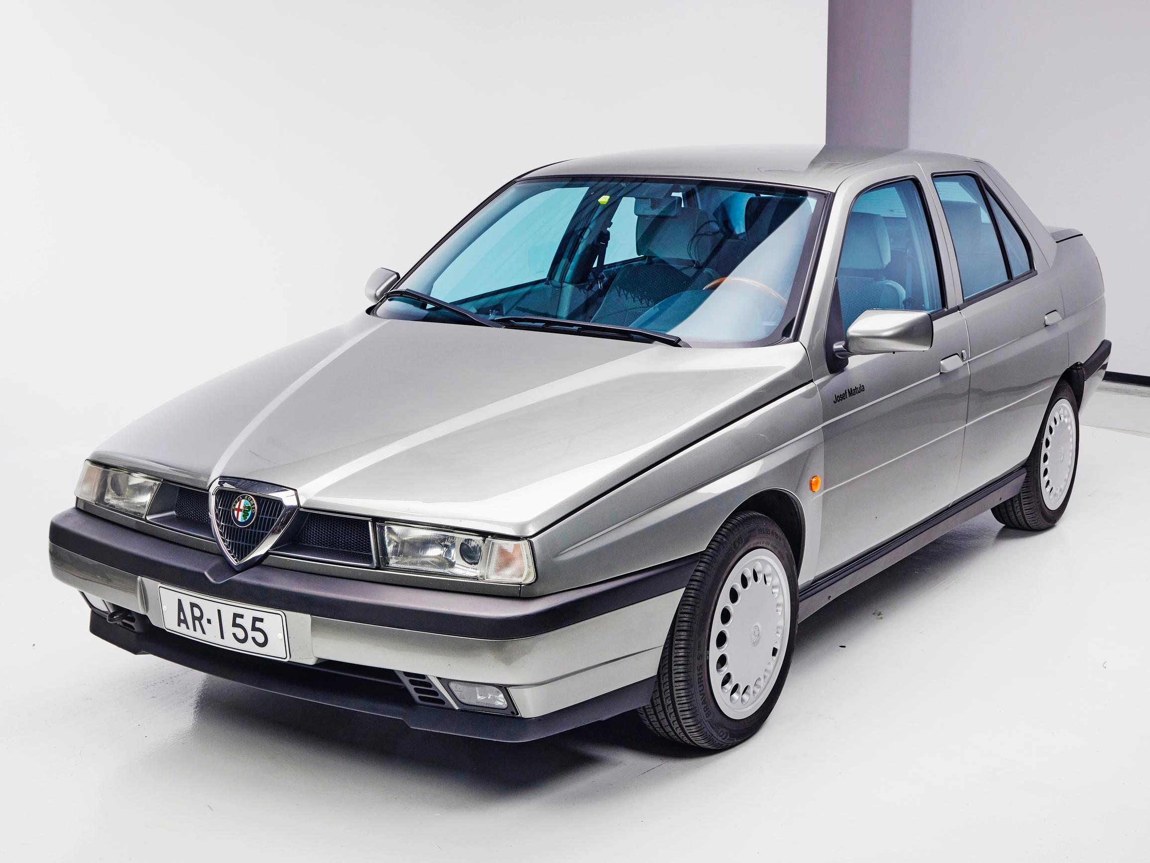 Alfa Romeo 155 vm. 1996 – ”Muotoilu on erittäin italialainen, sisustassa pehmeitä kankaita ja mikä parasta, se ei näytä eikä tunnu raskaalta”