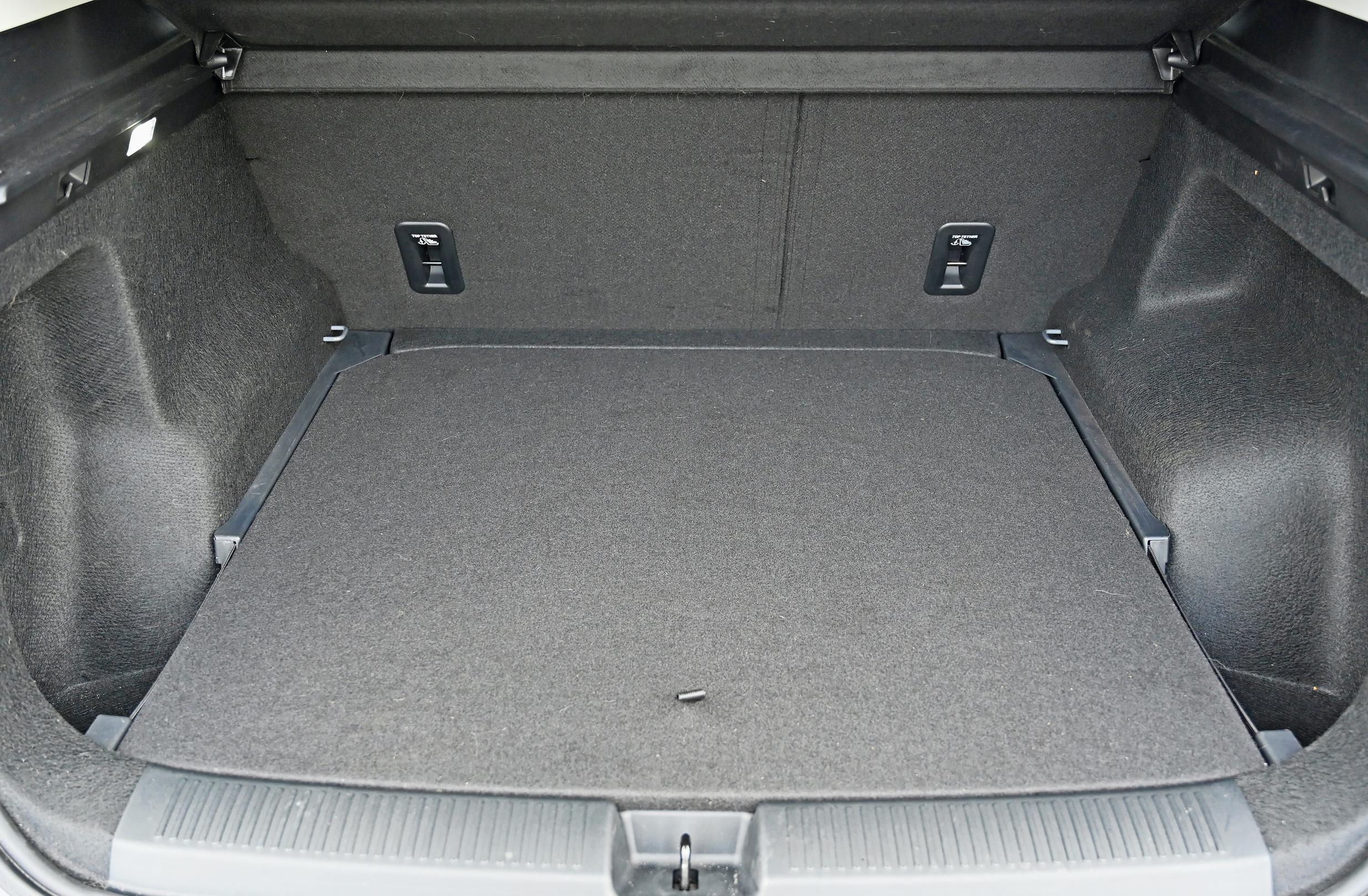 MG S5 EV Luxuryn tavaratilan käytännöllisyyttä lisäävät kaksitasoinen takakontin pohja ja sähkötoiminen kansi. 