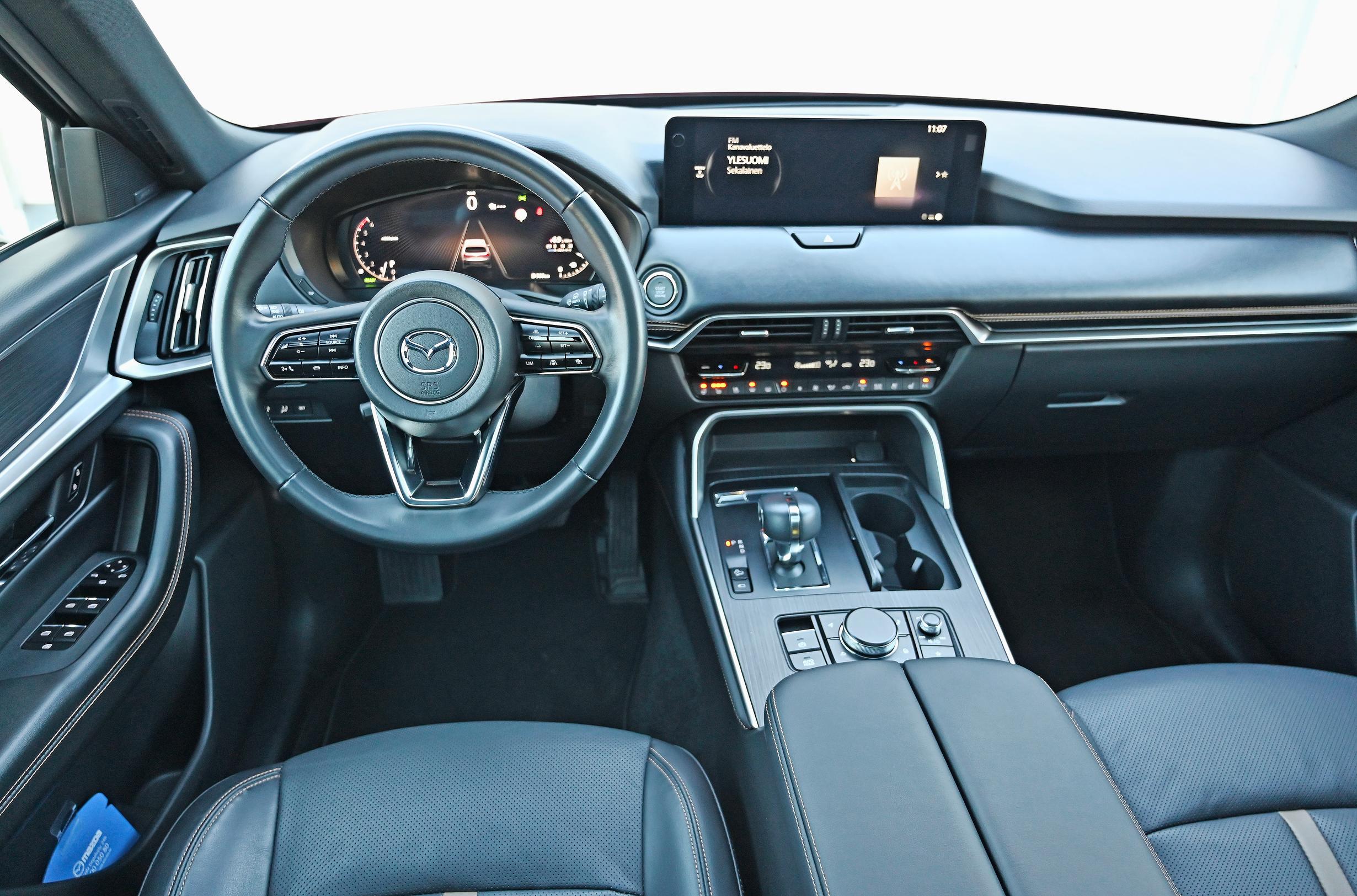 Mazda CX-80:n ohjaamossa on Mazdalle tyypillisesti laadukas tunnelma, eikä muovisuus lyö liikaa läpi.