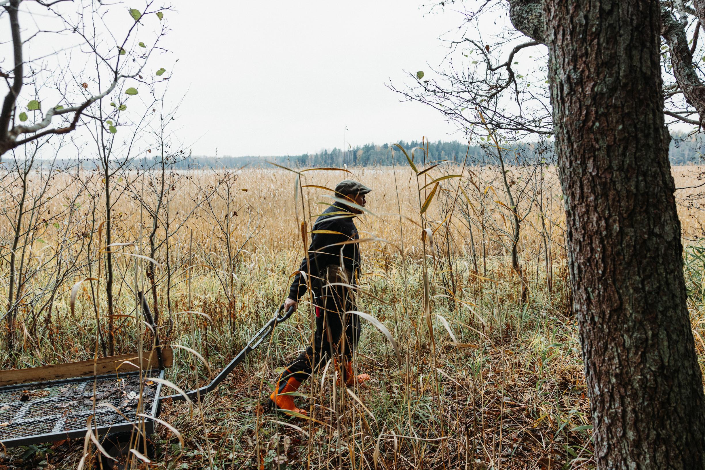  Valtteri Lindholm vetää saarensa rannassa vetokärryä, jolla hän kuljettaa raskaampia tavaroita.
