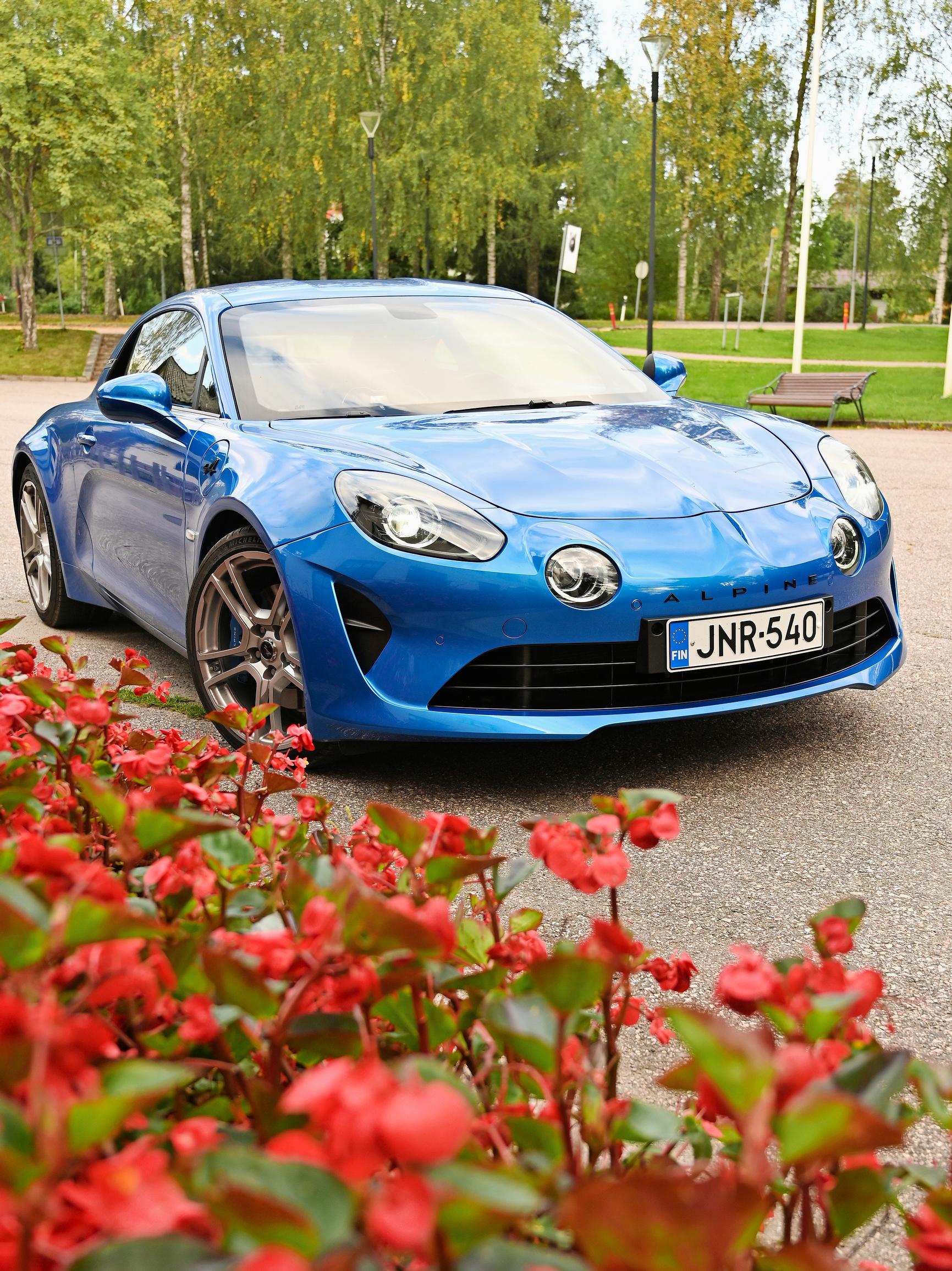 Ranskalainen urheiluautolegenda palaa: Alpine A110 S vie polttomoottorikauden tyylikkääseen loppuun