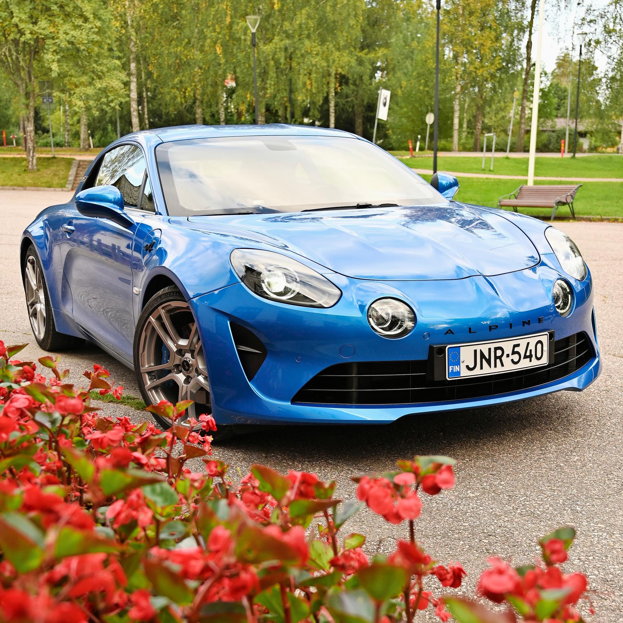 Ranskalainen urheiluautolegenda palaa: Alpine A110 S vie polttomoottorikauden tyylikkääseen loppuun
