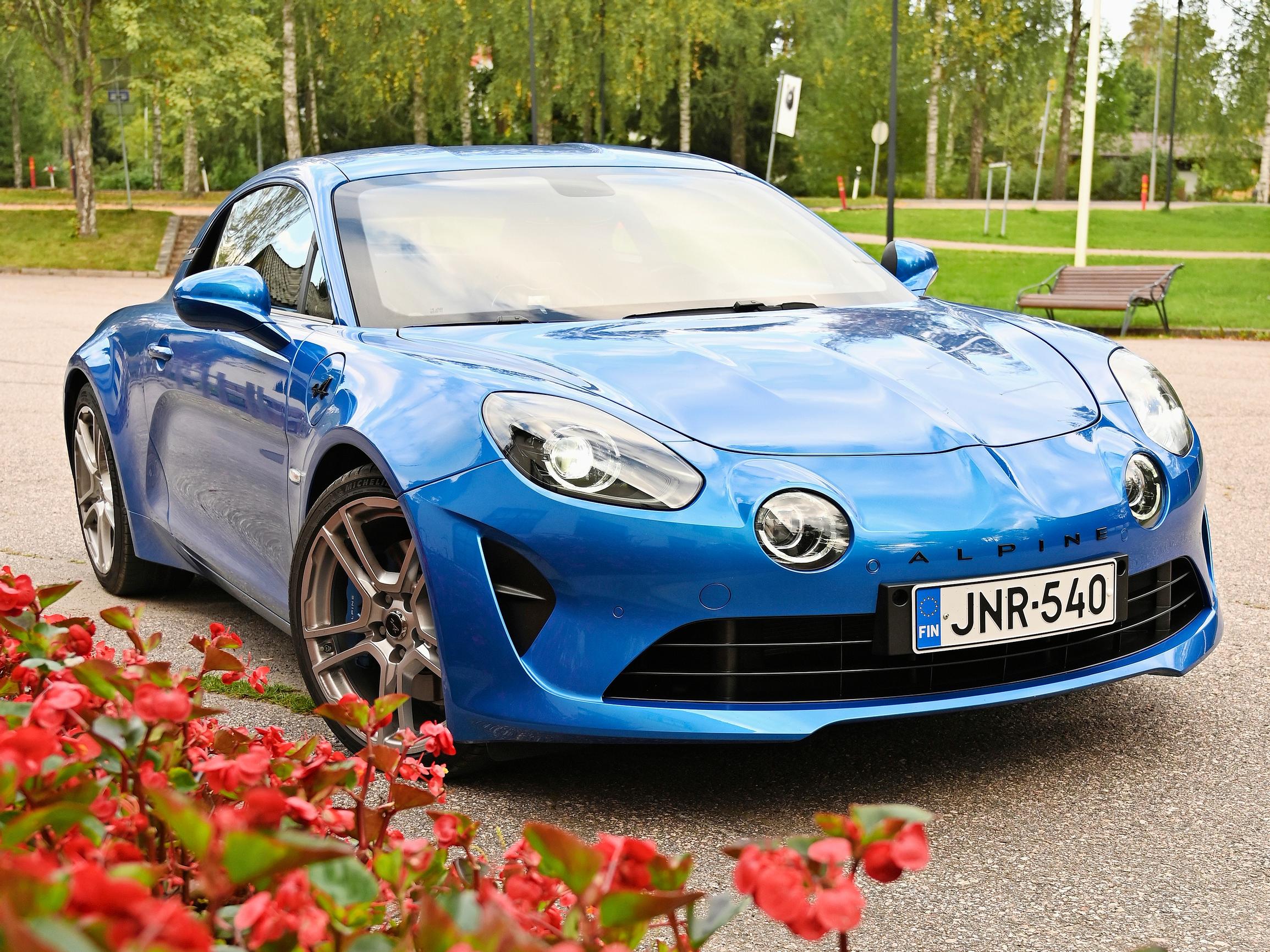 Ranskalainen urheiluautolegenda palaa: Alpine A110 S vie polttomoottorikauden tyylikkääseen loppuun