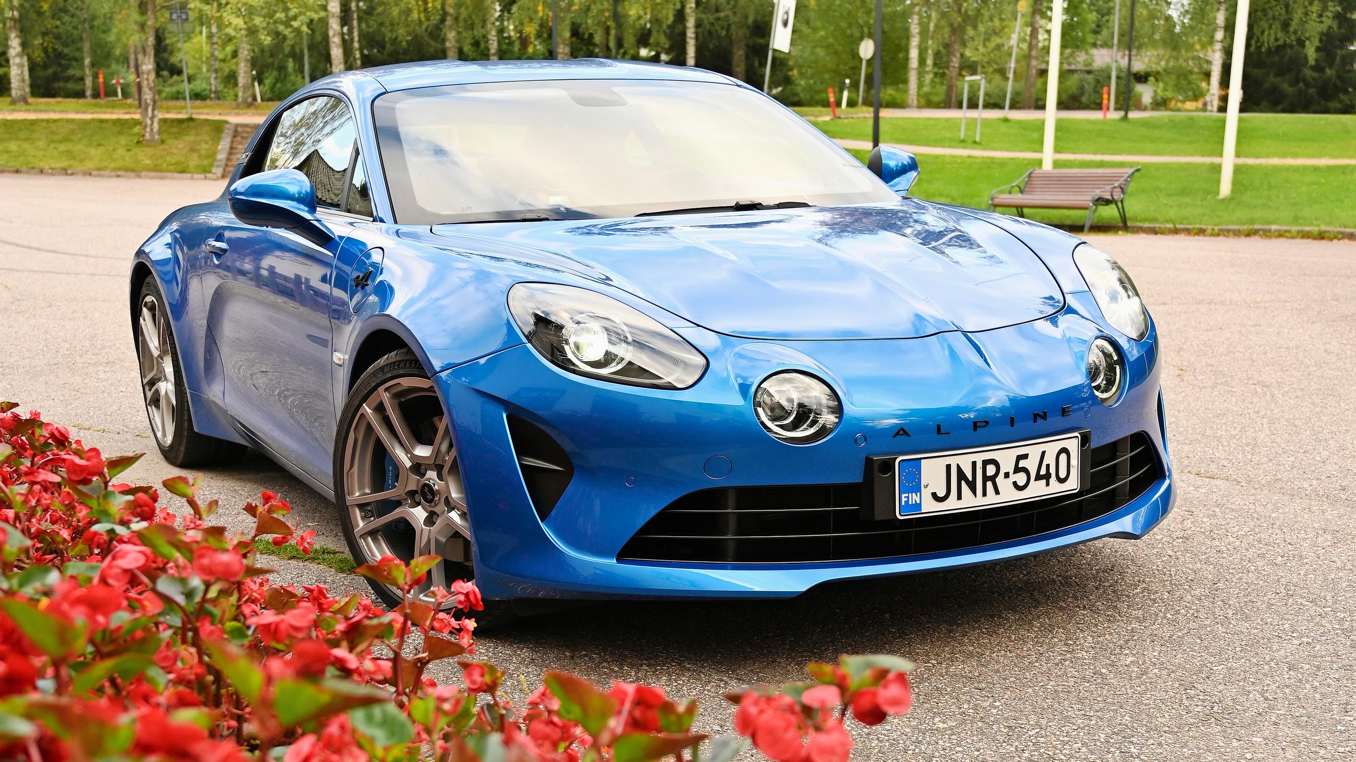Ranskalainen urheiluautolegenda palaa: Alpine A110 S vie polttomoottorikauden tyylikkääseen loppuun