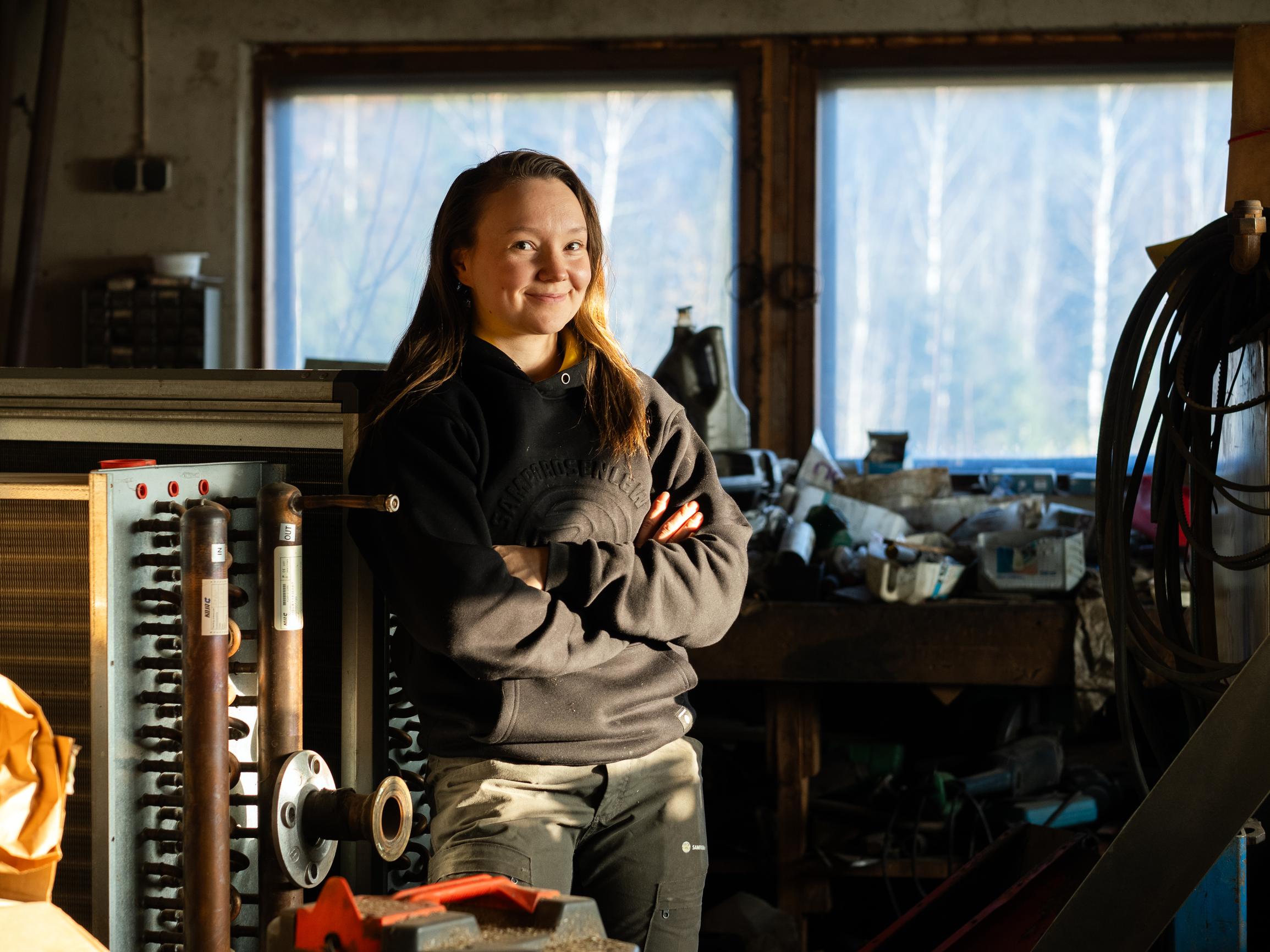 Anne-Mari Tarkkio alias Amskidabamski sanoo, että on hienoa, kun tytöt kertovat hänelle kokemuksistaan. ─ He ovat onnellinen sukupolvi, joka osaa avata suunsa. 