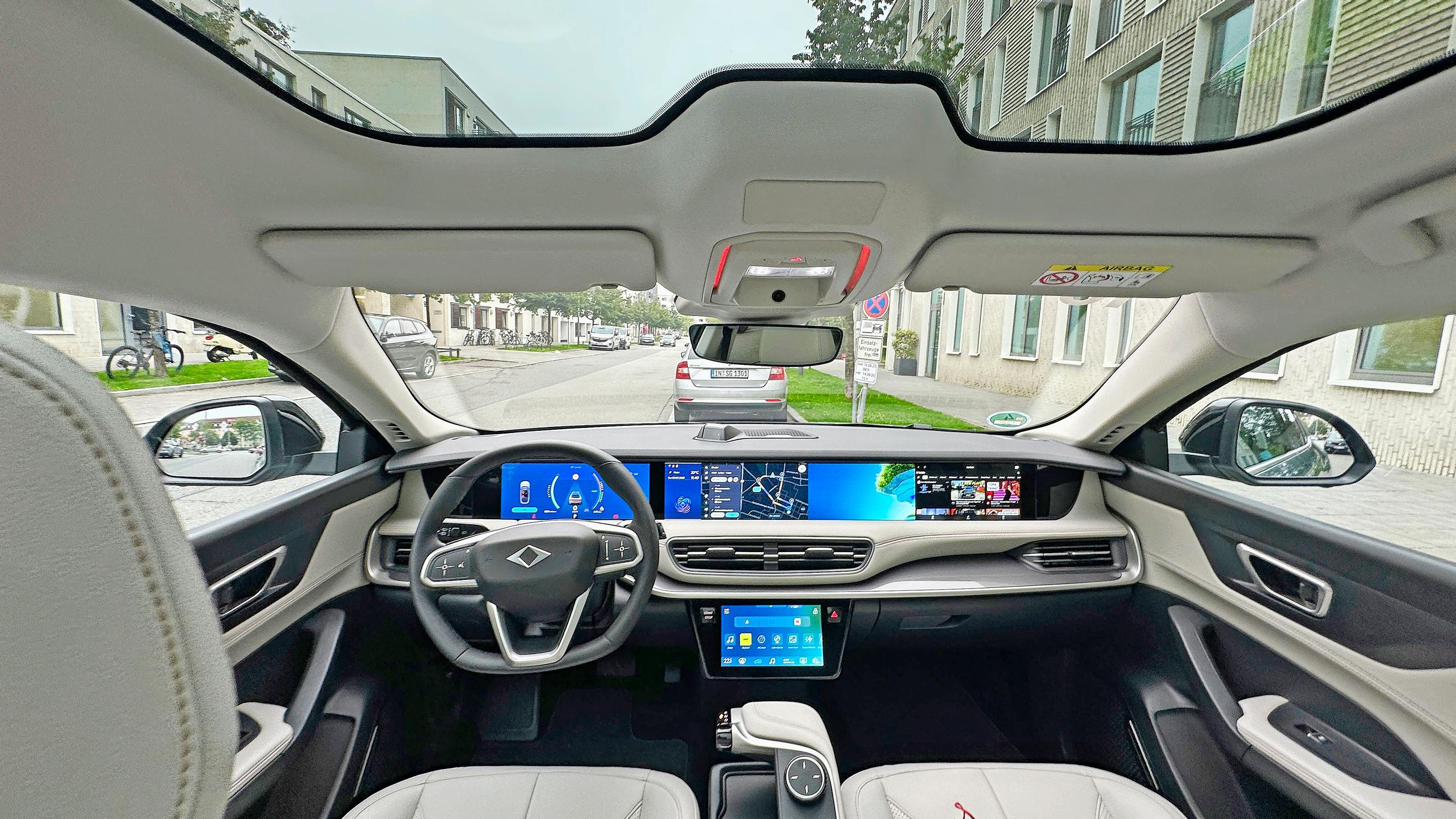 Turkkilaisen automerkin malli T10F on ohjaamoltaan avara. Ohjaamoa hallitsee kojelaudan levyinen näyttöpaneeli. 